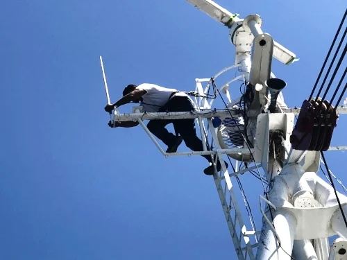 Joe installs our Shakespeare 6396-AIS-R to the top of the A-Frame mast. This is a 4 foot, top of the line (Phase III) antenna with 3db gain.