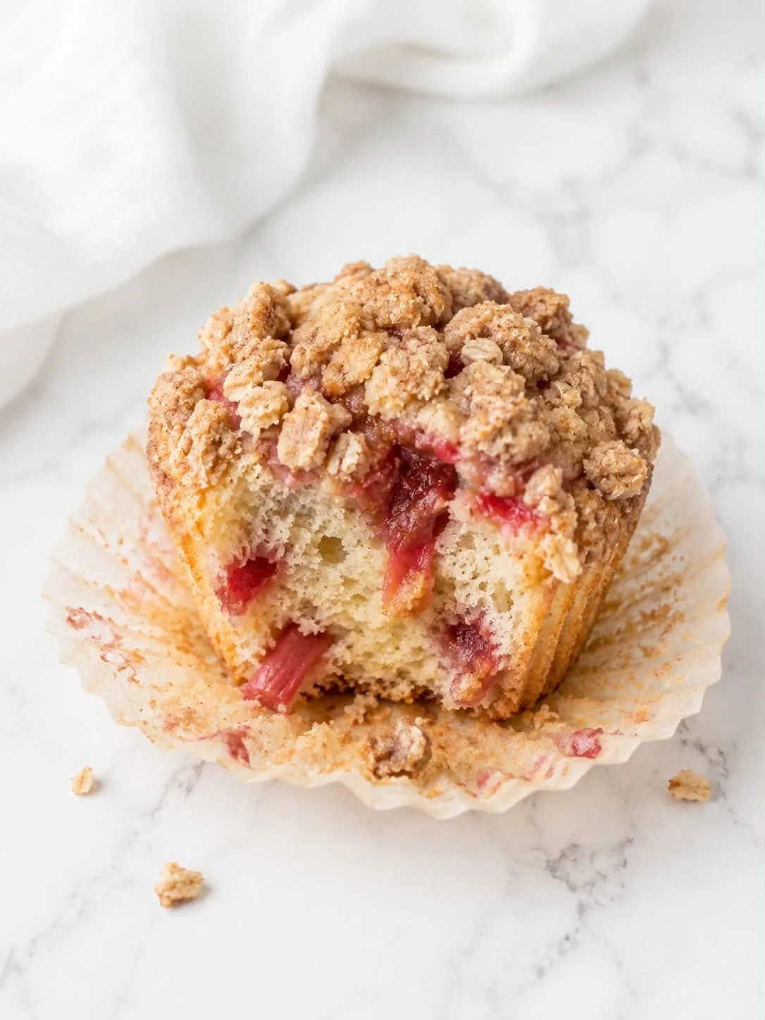 Strawberry Rhubarb Crumble Muffins