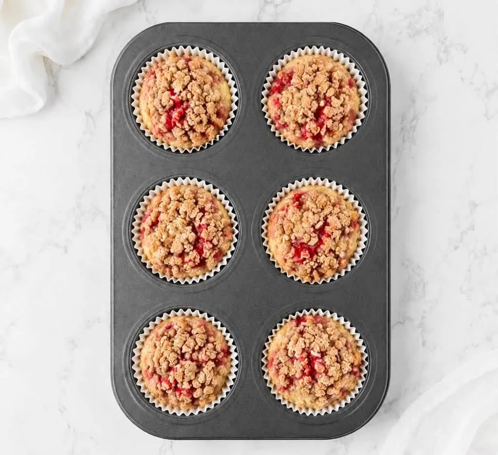 Strawberry Rhubarb Crumble Muffins