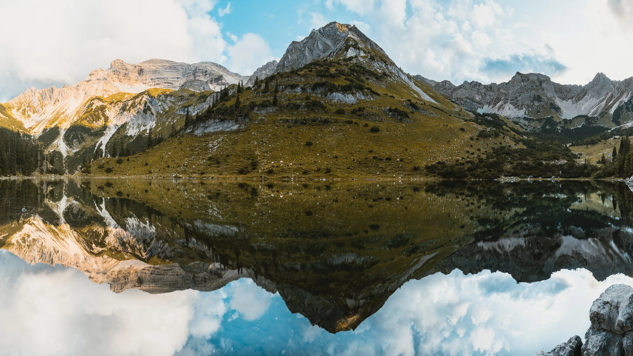 Upper Soiern Lake - on the Left you can see the glowing Soiernspitze (Soiern Peak)