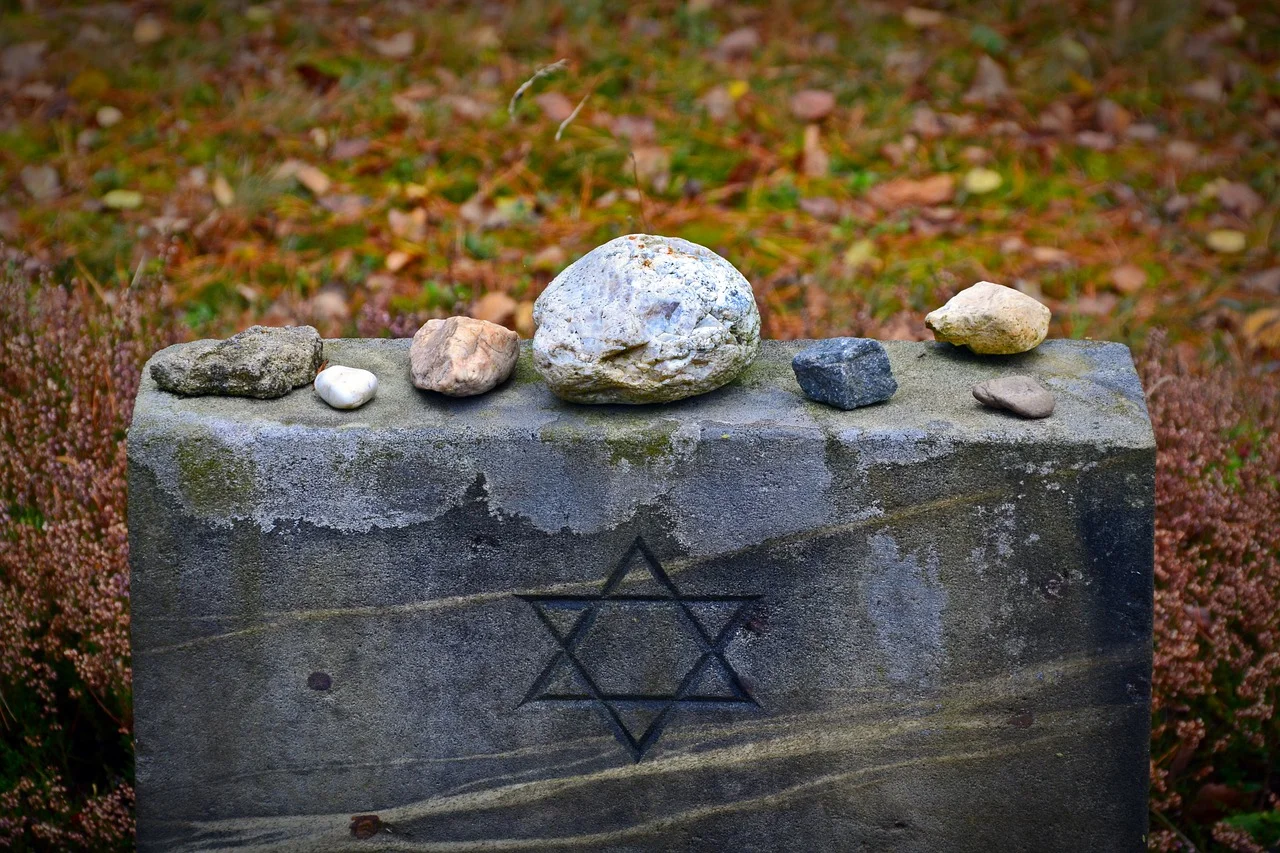 tombstone-1735443_1280.jpg