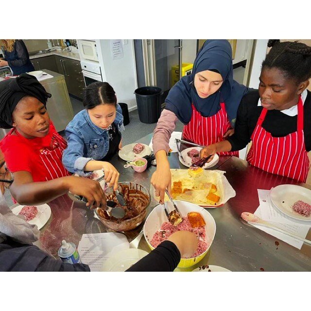 Introducing the River Nile School 2023 cooking class 🎊. Each week, students prepare food from different countries. 🌍 

Last week was Australia week! The students prepared some delicious lamingtons using recipes from the First Nation Food Companion,