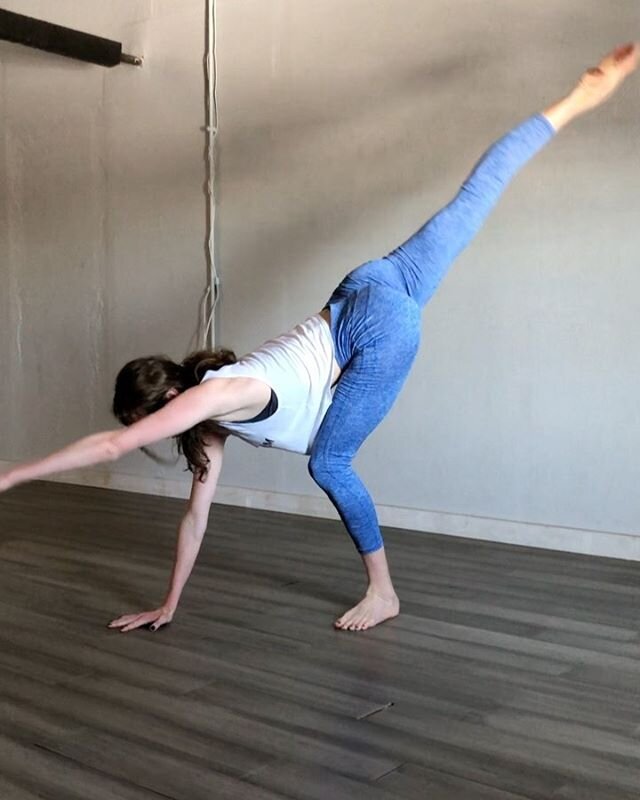 How many ways can you touch your ankle to your wrist ? These and other games are explored @bodyofworkboston A big thanks to @myblissbody for these amazing Pegasus Leggings - Get any of their gear 15% off with my special code rachelonpointe15 #move #b