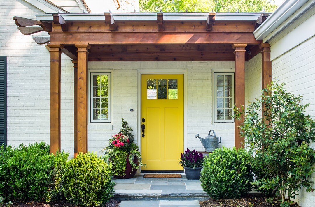 This bright cheerful yellow door at our @MDGdoesJet brings a charm to this home, as does the cedar detail and the slate stone walkway. Welcome Home Honey!!​​​​​​​​​
Design @Meriwetherdesign
📷 Jeff Herr

#meriwetherdesigngroup #DESIGNINSPIRATION #BES