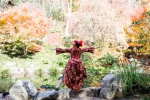 Denise doing yoga pose “Wizard 2”. (Photo by Chloe Jackman Photography)