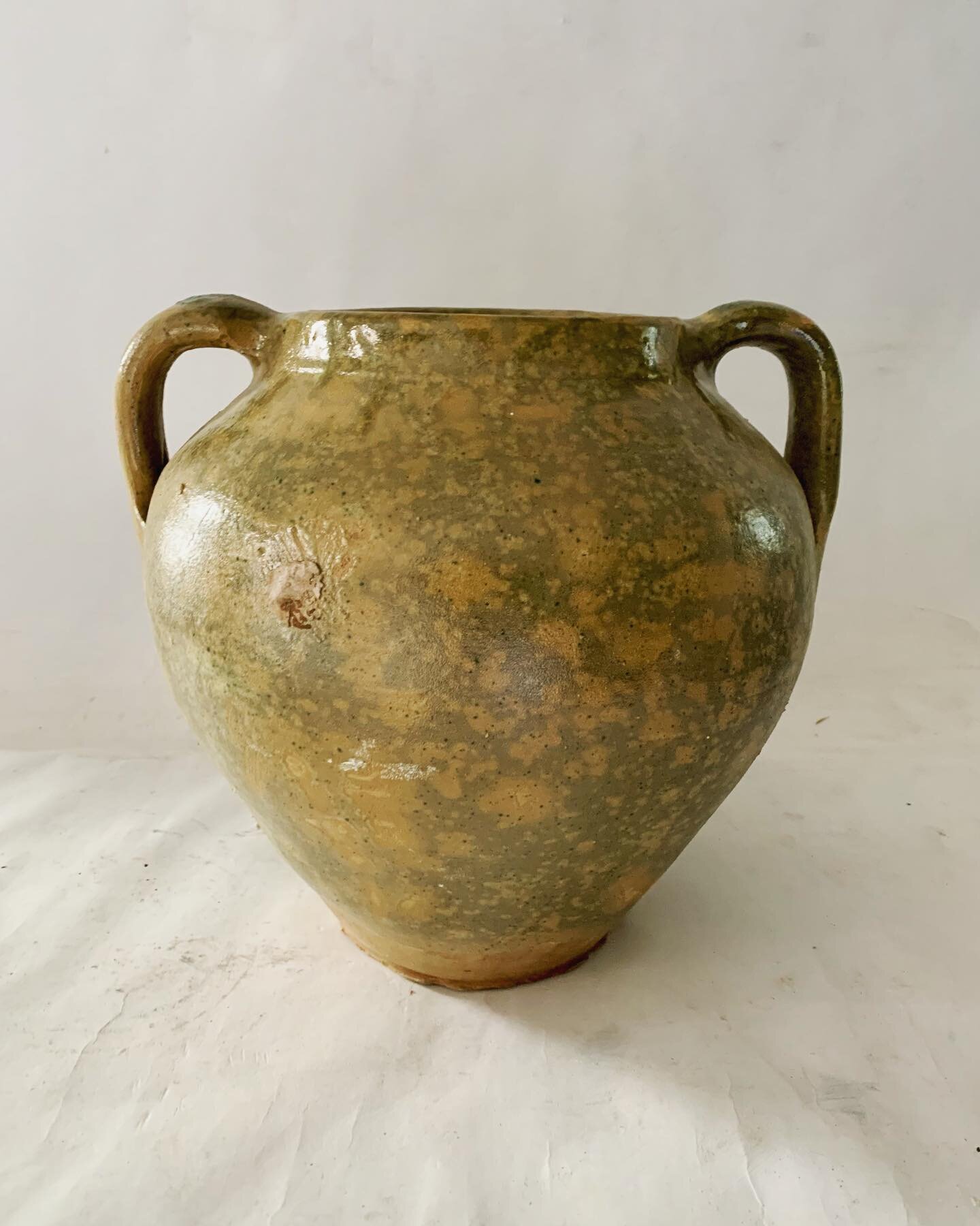 A nice mottled glazed agean colour urn form pottery vessel 🔴 #citycountrycottage #interiors #kitchendesign #modernfarmhouse #props #vintagefineobjects