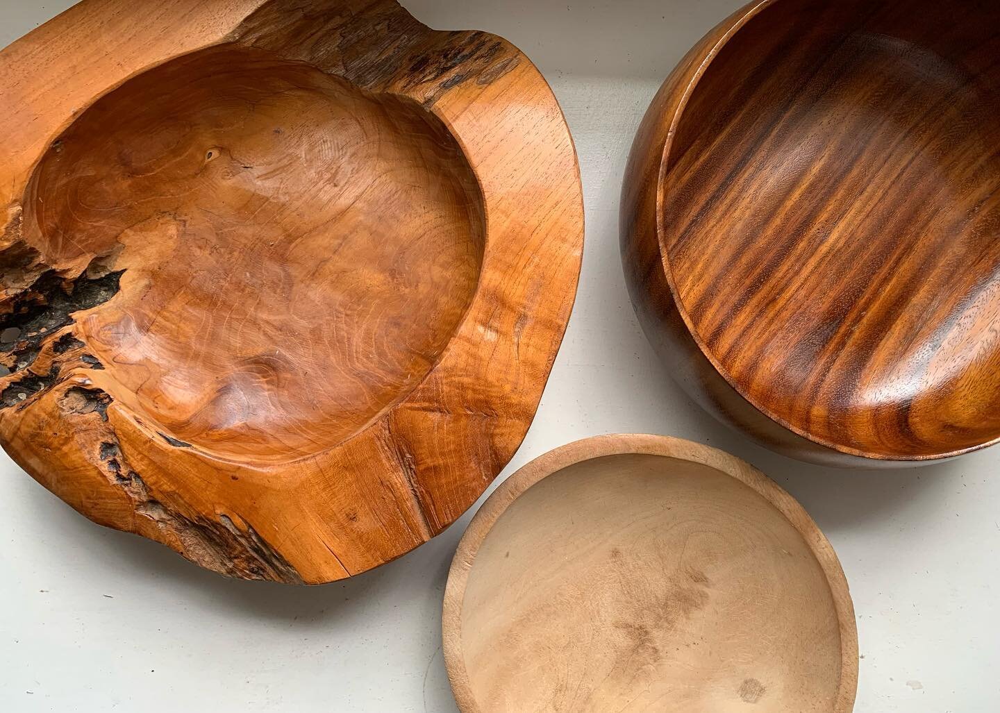 A trio of wooden catch all&rsquo;s, late 19th c. raw toned farmhouse bowl 11x3&rdquo;H $58.00, a beautiful wood grain mid century bowl 12x5&rdquo;H 🔴 and a carved organic shape wooden bowl 15x4&rdquo; 🔴 #citycountrycottagecabin #farmhousedecor #int