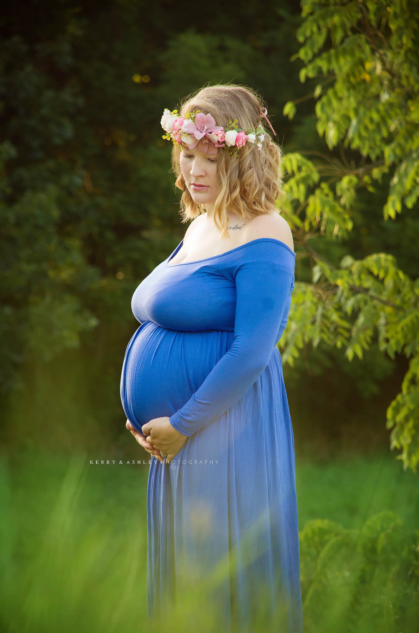 pregnant-mom-wearing-flower-headband.jpg
