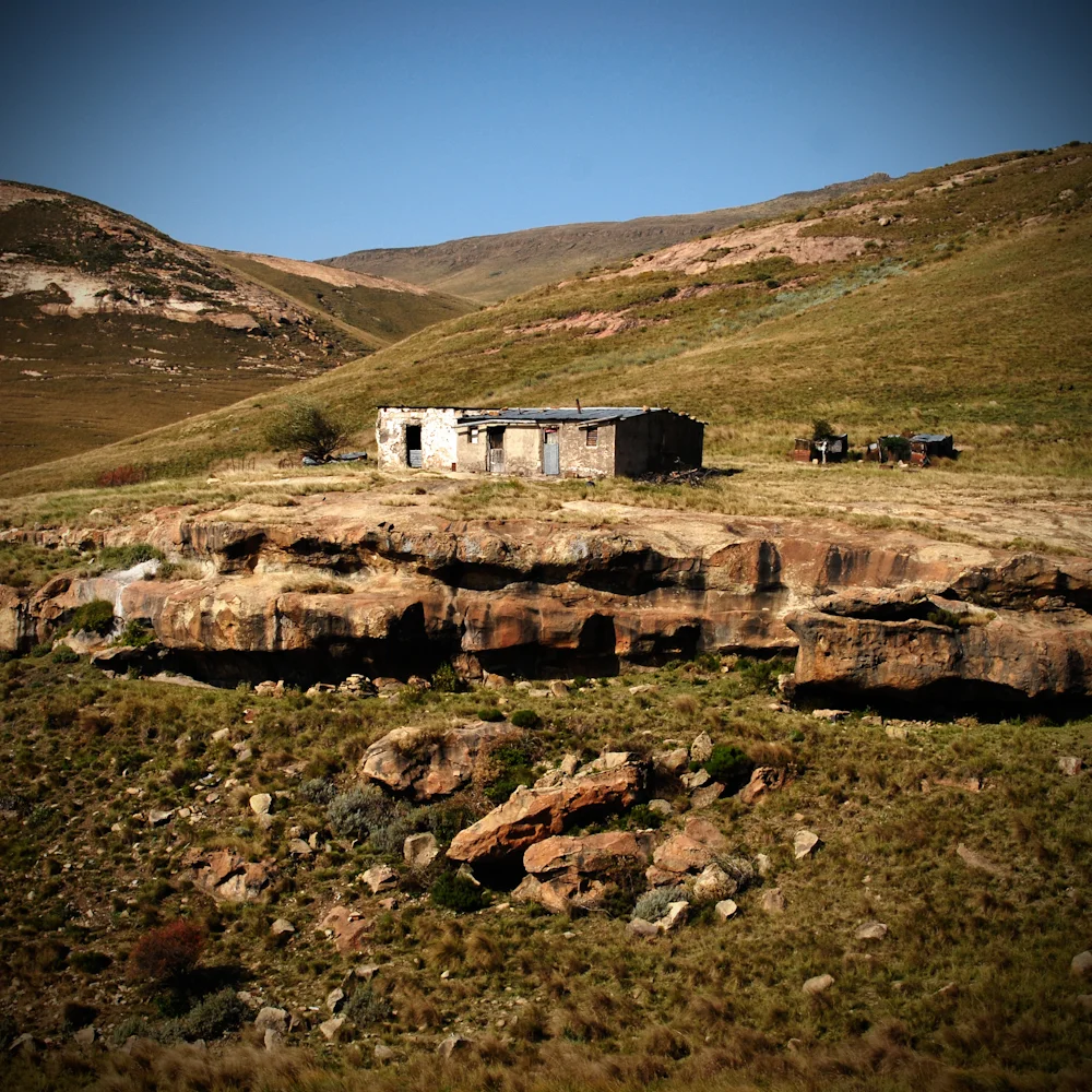 Isolated rural cottage - Outside Elliot