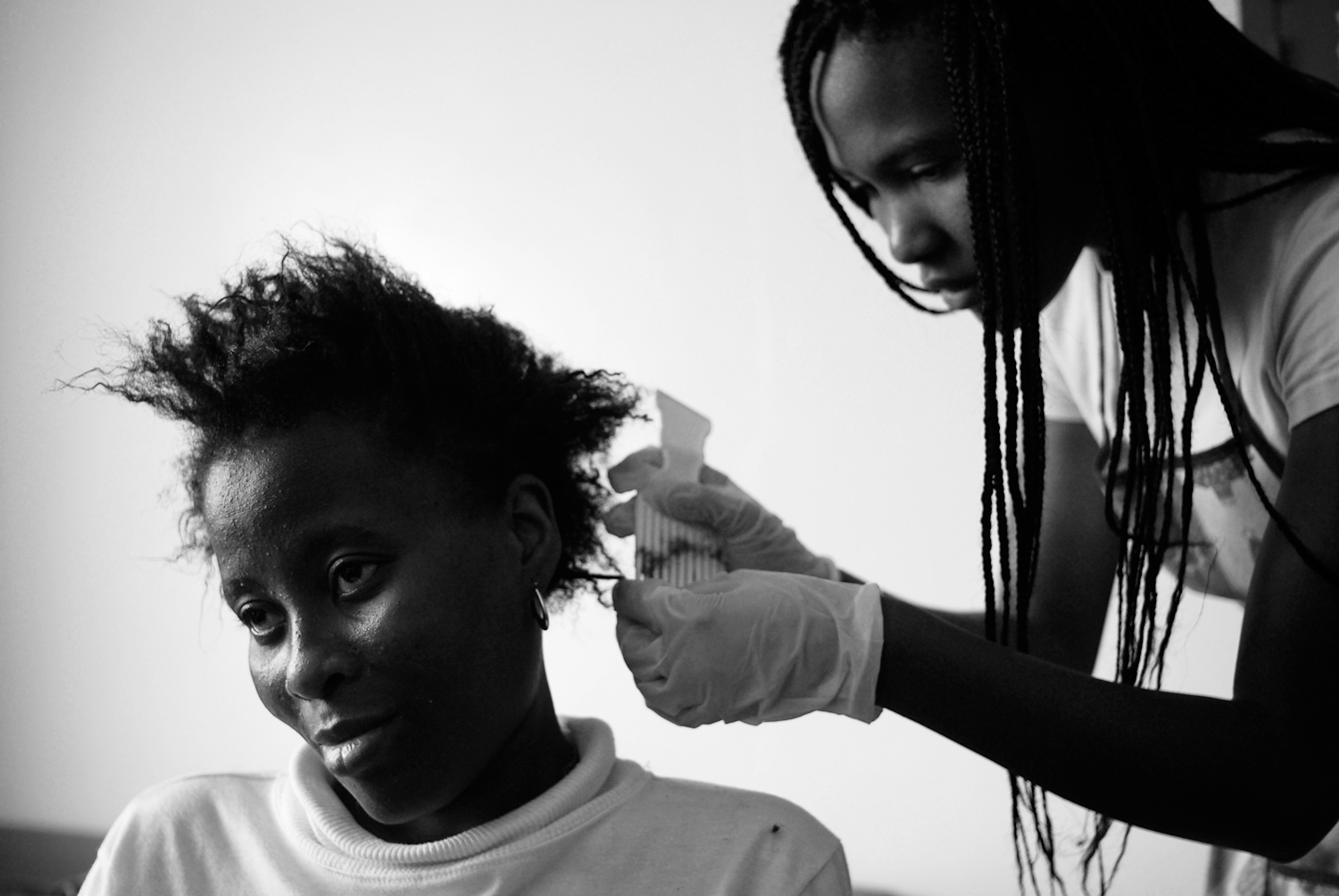 Saturday is salon day at the treatment centre. On these days volunteers from the nearby villages come to the treatment centre and treat the patients to hair care and other pampering.