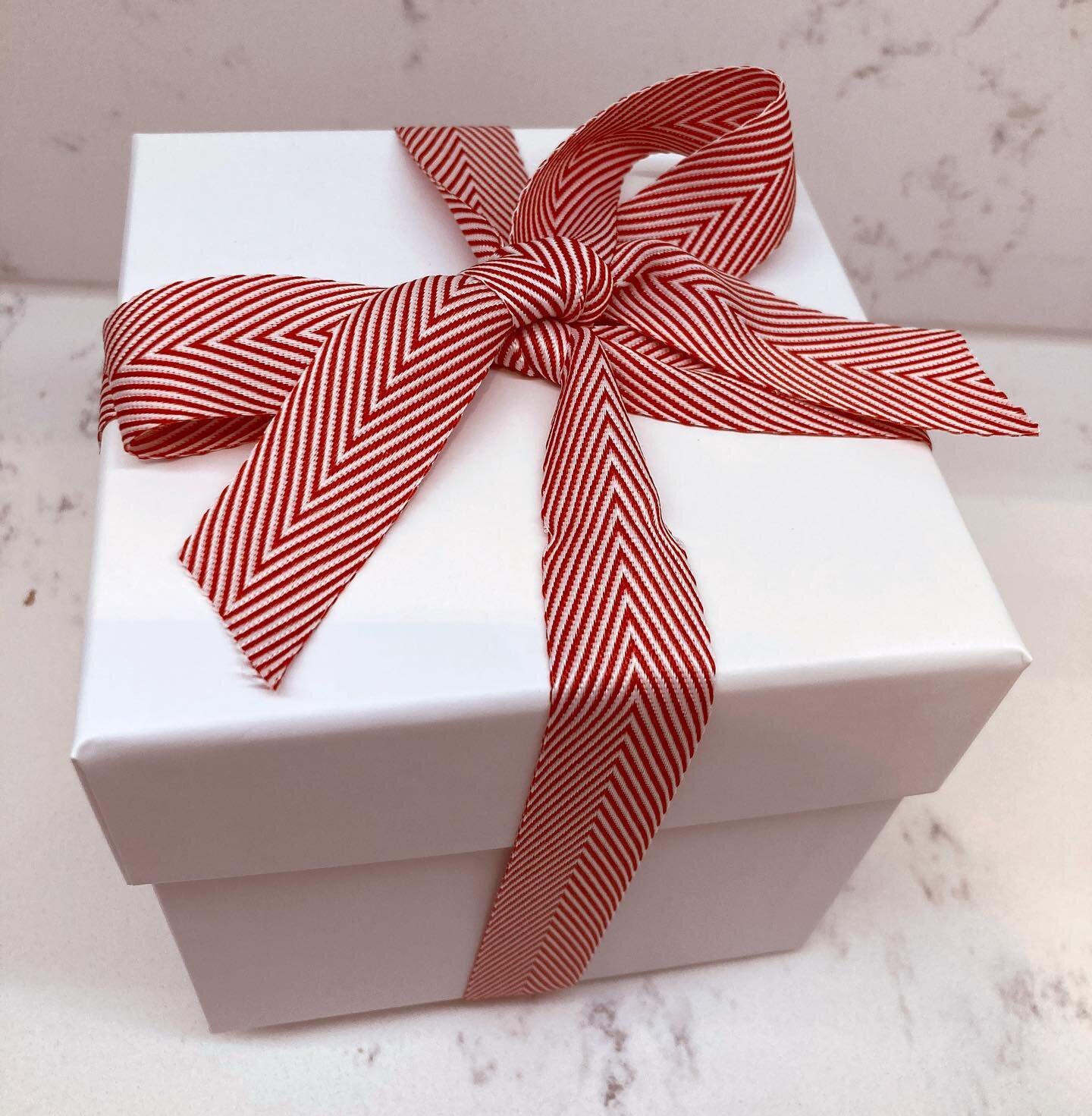 It&rsquo;s beginning to feel a lot like Christmas 🎄. Wrapping nearly all done ✔️. Almost all baubles are complete and boxed up ✔️.

All baubles come packaged in these white boxes 📦 with matching ribbons 🎀. I can also provide customised gift tags ?