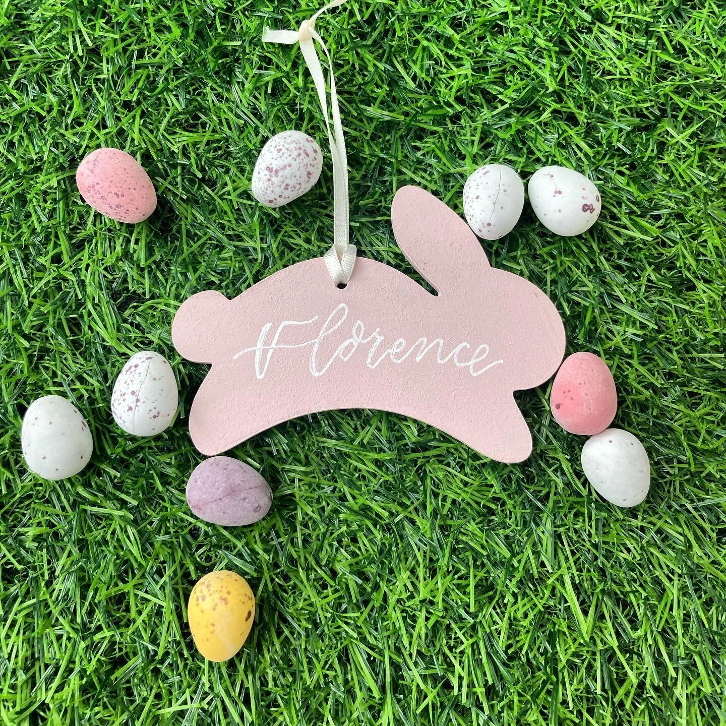 Easter bunny tags that make you go awwww. This has to be my favourite name colour combo (although I am biased on both fronts). Order to get yours in time for the Easter bunny himself 🐰
.
.
.
#hoppyeaster #rabbitgifttags #easterdecorations #eastergif