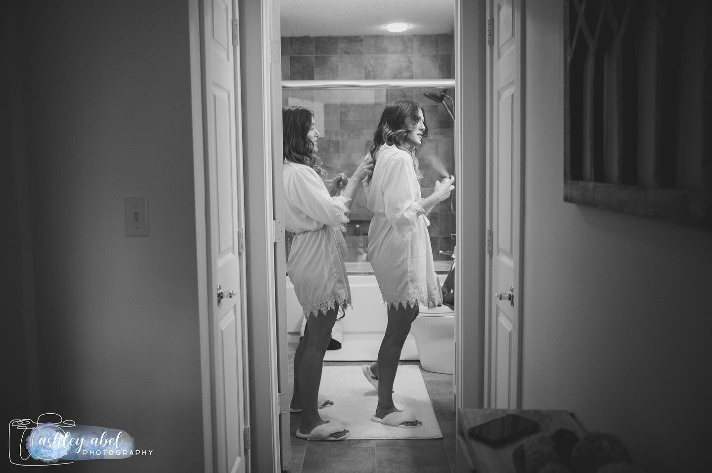 Came up the stairs and the light was just hitting the perfect way. Love getting candids of the bridesmaids getting ready too, not just the bride. ☺️
.
.
.
#bridesmaids #weddings #weddingphotographer #ctwedding #ctweddings #gettingready #connecticutwe