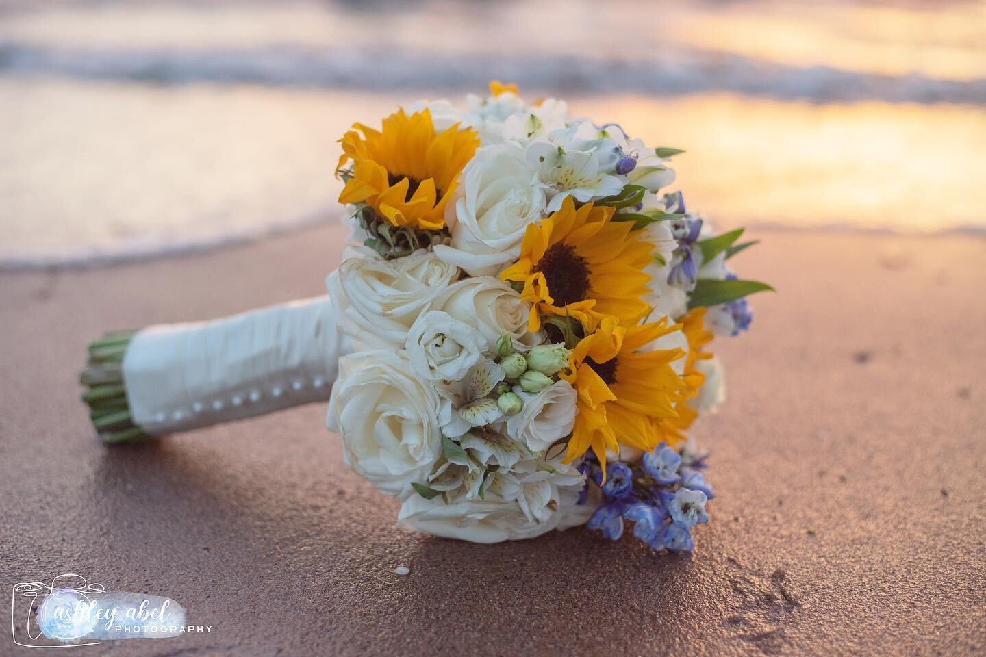 Loving this sunset photo of the brides bouquet. 😍 💐 
.
.
.
Photo credit 2nd shooter @samantha_hearts 
.
.
#anthonys #anthonysoceanview #beachwedding #beach #bouquet #bridal #ctwedding #ctweddings #ctbridal #ctflowers