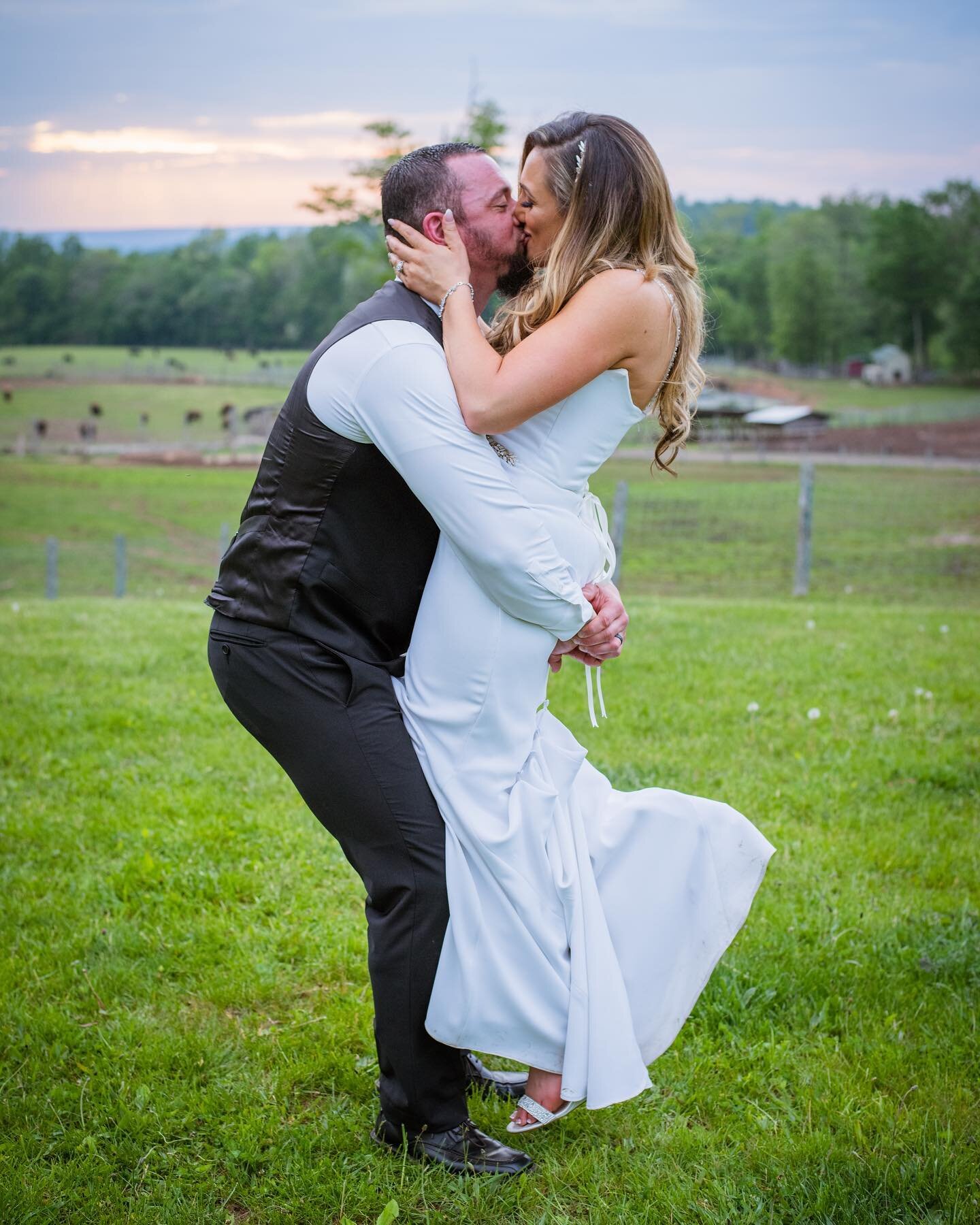 😍😍😍
.
.
.
.
#sunsets #wedding #farmwedding #heritagehomestead #heritage #ctweddings #ctfarmweddings #connecticutfarmweddings #connecticutweddings