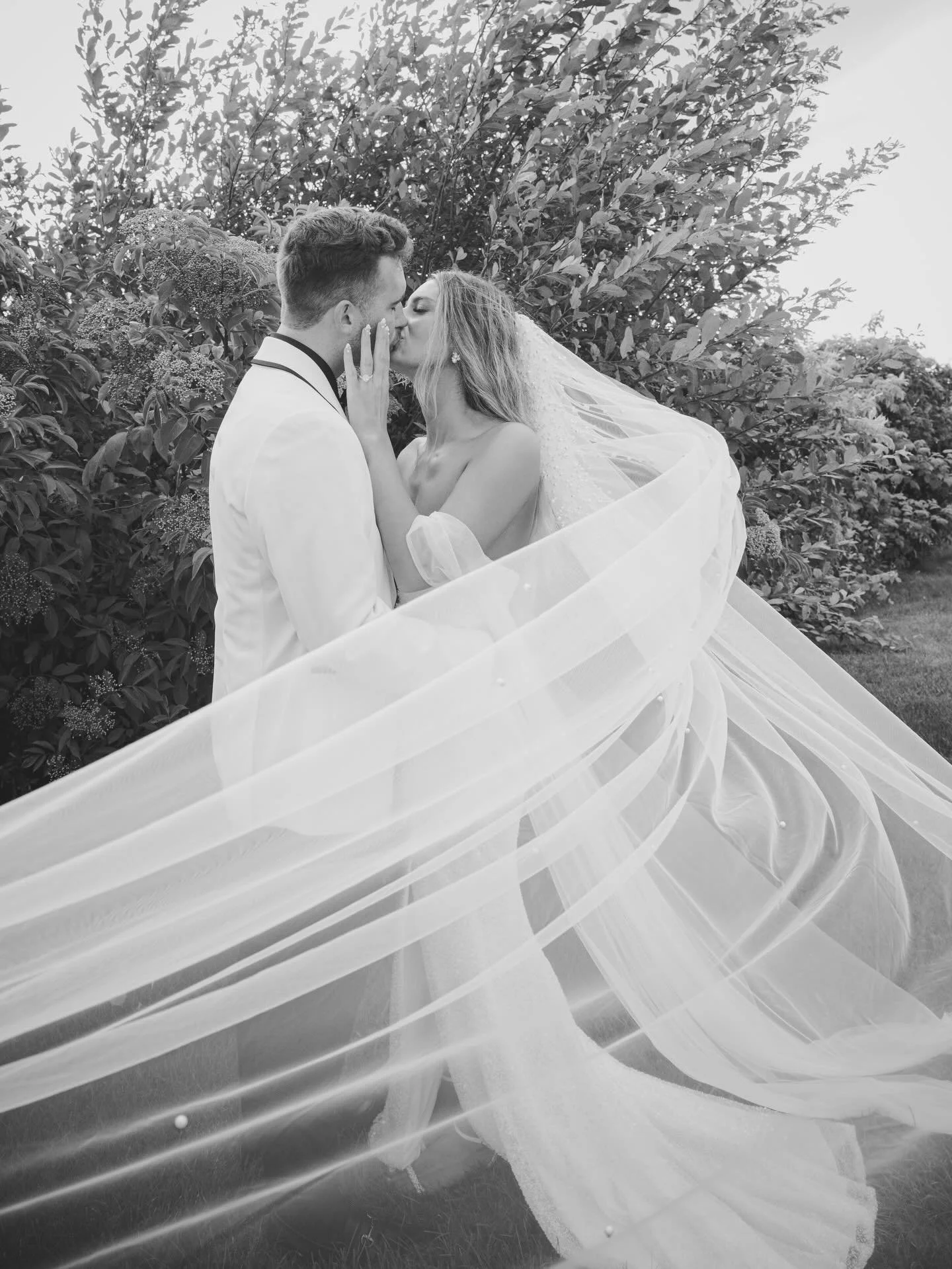 Throwing it back to Marissa &amp; nicks gorgeous wedding at the guilford yacht club. It was one of the hottest days of the year. Missing this weather now a days. Swipe through for this gorgeous wedding and good looking couple!!