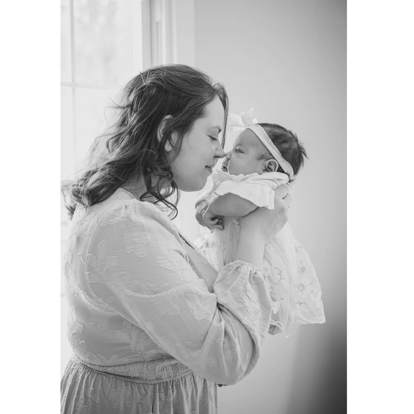 Jenna and Juan contacted me to do a newborn shoot of their newborn baby Ellie. I went to their house and we did a shoot &amp; how beautiful is their family! Ellie cooperated the entire time, and didn&rsquo;t even cry! She was so well behaved and so s