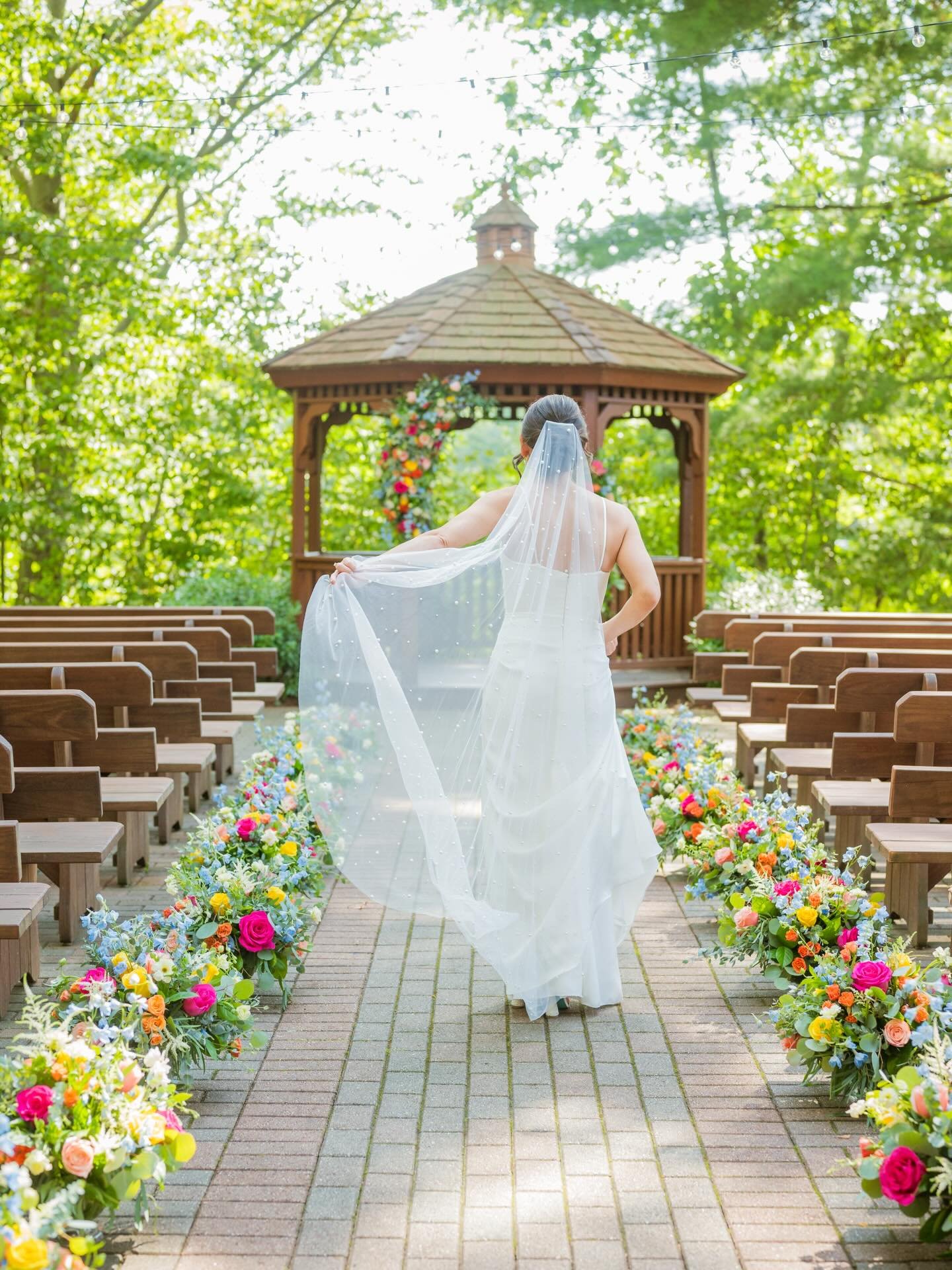 Absolutely cannot wait for spring weddings. And spring in general!! Love these florals &amp; this photo!! 20 more days! 🌼