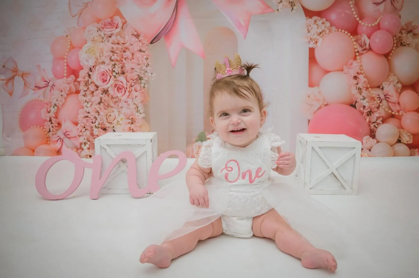 How cutie is this little girl?? Patty and greg brought their daughter Talia in for her first photo shoot and she KILLED IT. she smiled the entire time from ear to ear with the cutest smile and outfits. She posed with her cake, held my one sign, and w