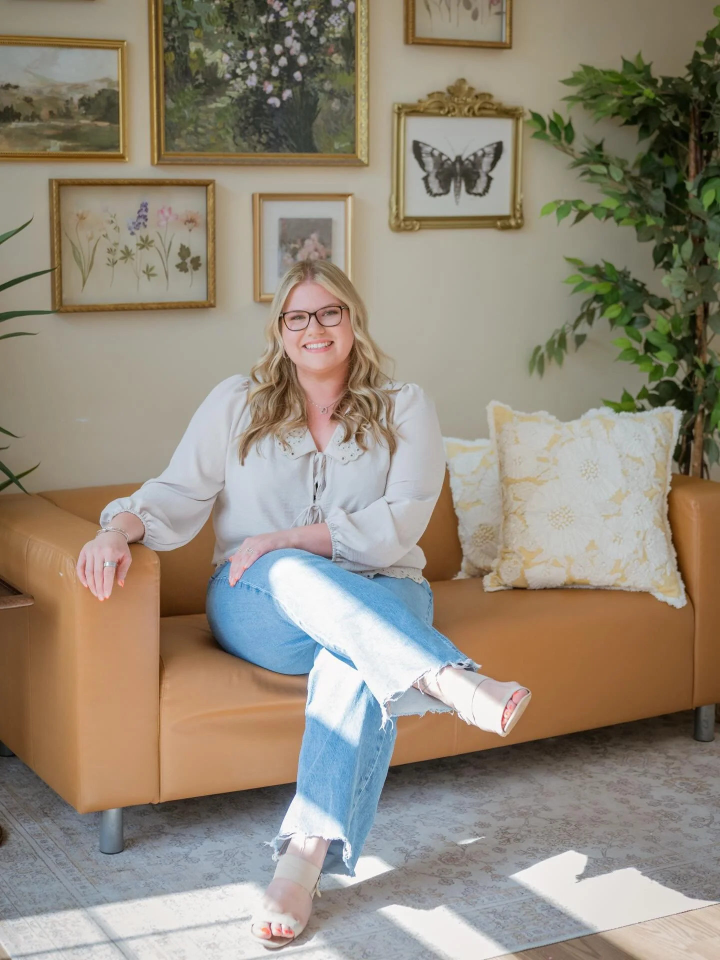 Love love doing branding sessions so much. Katelyn was a past wedding client of mine. Absolutely love her and she came to me for branding shoot for her business! She&rsquo;s a hair dresser and we got such cute shots. Book your branding mini shoot tod