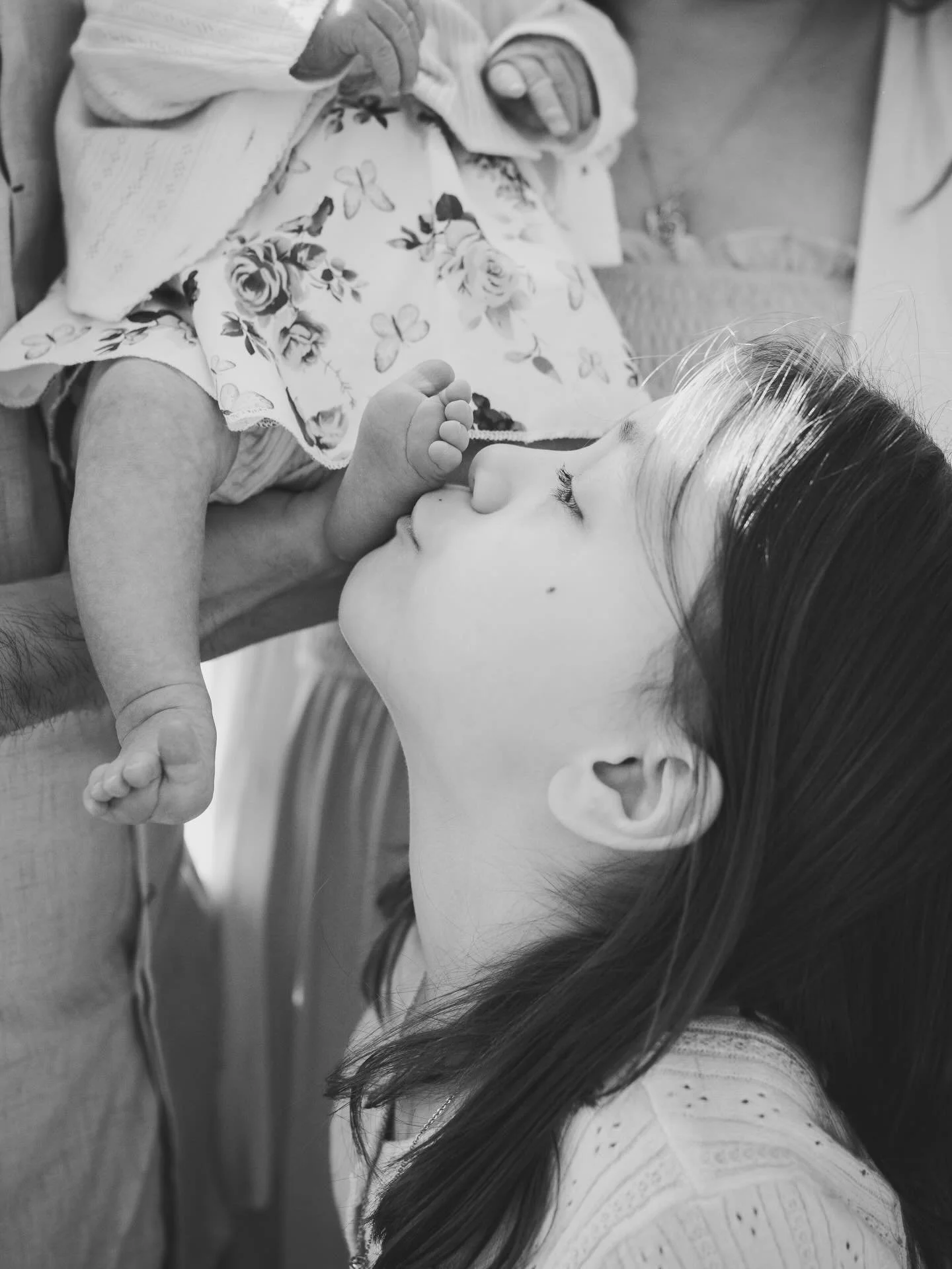 Ugh this shoot makes me so happy. I have been photographing Courtney, Danny, &amp; Mackenzie for years and I&rsquo;m so excited they just added a new addition to their family. Alexandra is the cutest baby and easiest baby ever. She just chilled her e