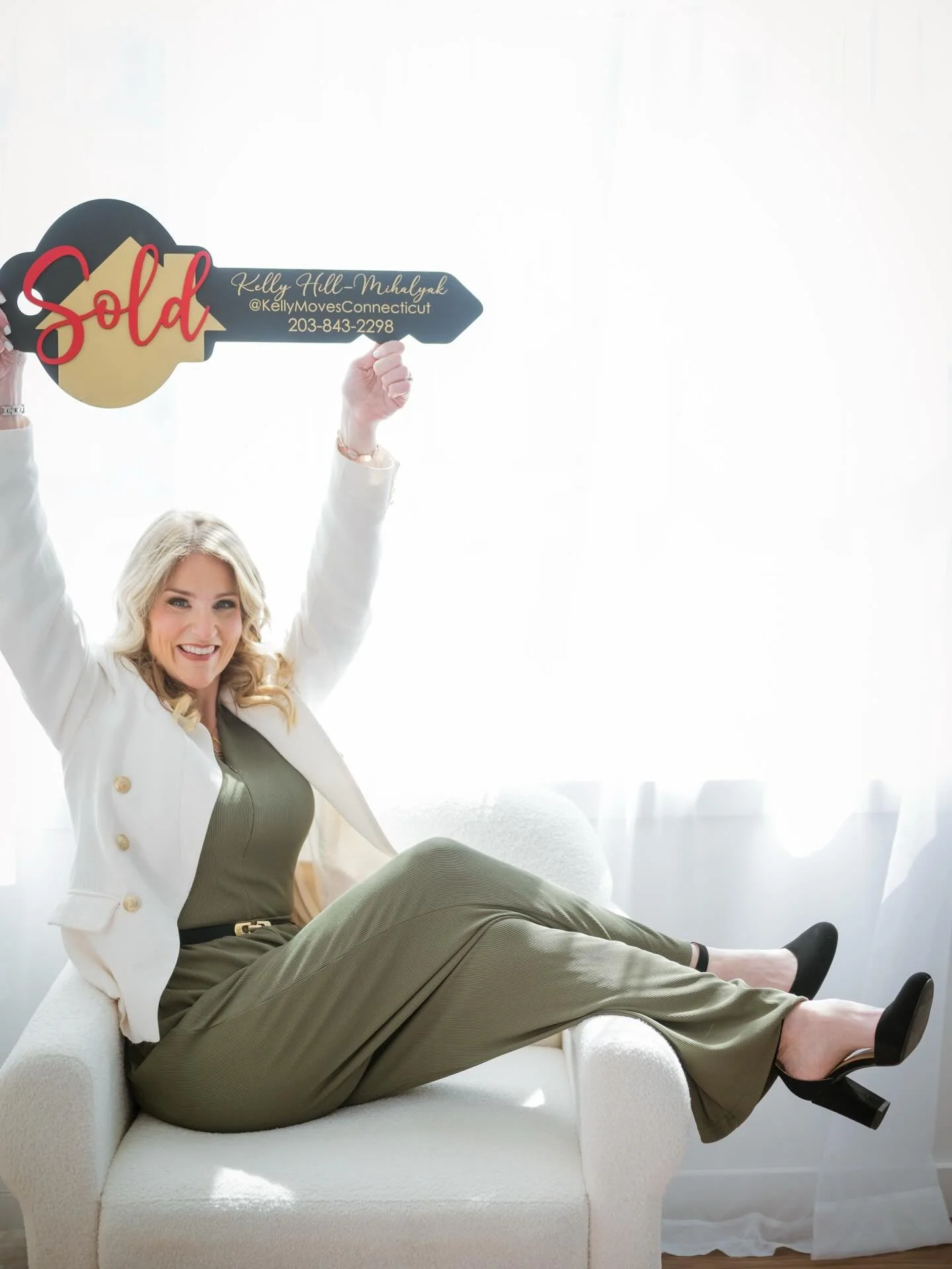 Some more of my branding minis! Going on all of April! Kelly came in to get some new branding shots for her real estate team and her own shots. We got some fun ones and she looked awesome!! Book your branding mini session for $200 instead of $400 tod