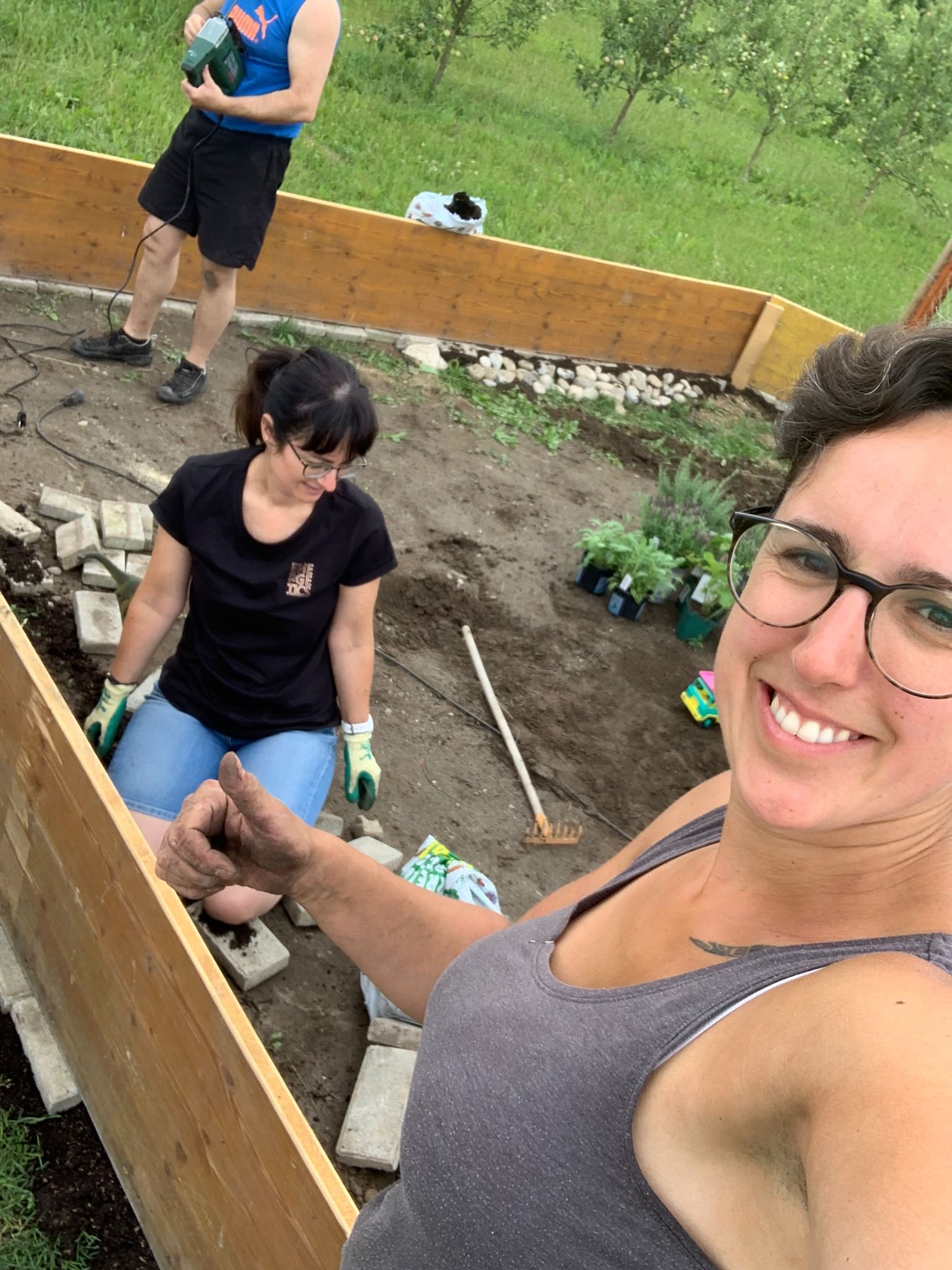 Alice Rindlisbacher ist happy. Gemeinsam mit dem coolen Team ist ein wunderschönes Gehege entstanden.