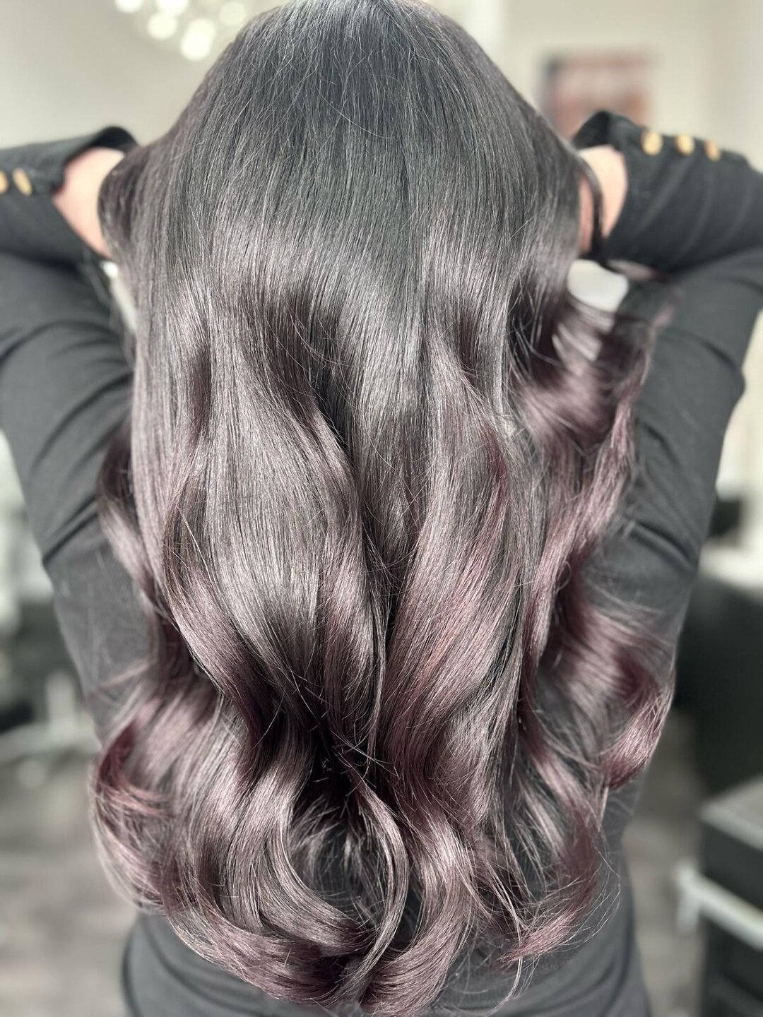 Channeling enchanting vibes with every sway! 🌊✨ 

Our client's long, wavy dark brown hair, sprinkled with a touch of red undertones, is a symphony of elegance. Those bouncy curls add the perfect rhythm to the magic. Ready to embrace the allure? Clic