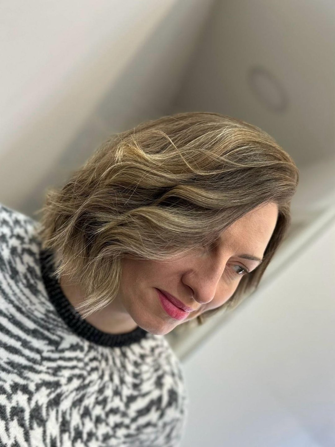 Effortless waves and a touch of sun-kissed charm! 🌟 

Our client's short, wavy hair in a delightful dark blonde hue is the epitome of carefree chic. Ready to embrace that playful elegance? Click the link in our bio and let's bring your sunny vibes t