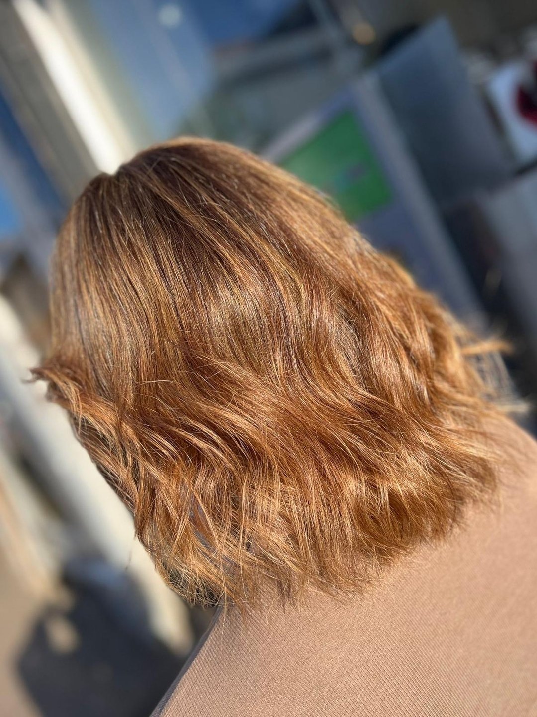Effortlessly chic waves and a luminous shine &ndash; our client's shoulder-length, light brown hair is the epitome of understated glamour. Ready to unveil your own radiant look? Click the link in our bio and let's make your waves shine! 💫 #WavyElega