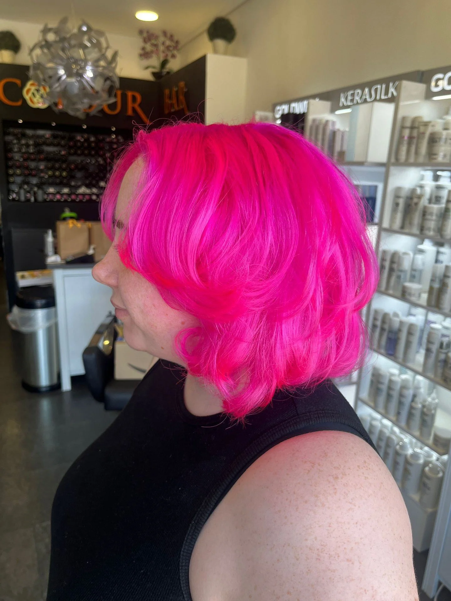 You can never go wrong with a little pink... a lot works too 🩷🌺

We can't get over how bold this colour is! This level of colour can only be achieved with the amazing @goldwelluki products, paired of course with our highly skilled colour expert tea