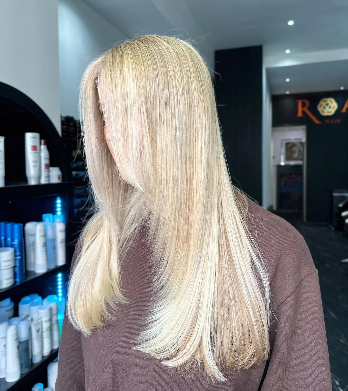 ✨ Buttercream Blonde ✨

Blonde is really having its moment just now! Our gorgeous guest is sure to turn heads with this beautifully blended, buttery bright blonde 😍

Fancy your own blonde refresh? Come see us! Book via the link in bio, drop us a DM,