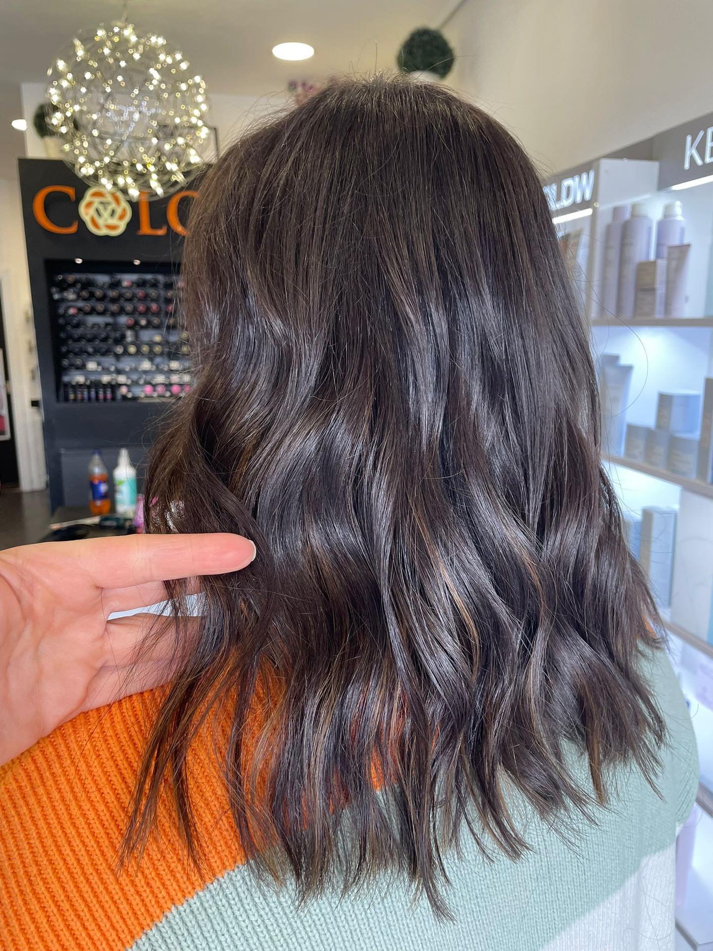 ✨ Spring Refresh: Expresso Brown 🤎

A rich expresso brown, fresh for the season for this beautiful guest. Glossy, healthy, and finished with soft waves that catch the light beautifully. 

The perfect way to step into spring with a fresh new glow ✨

