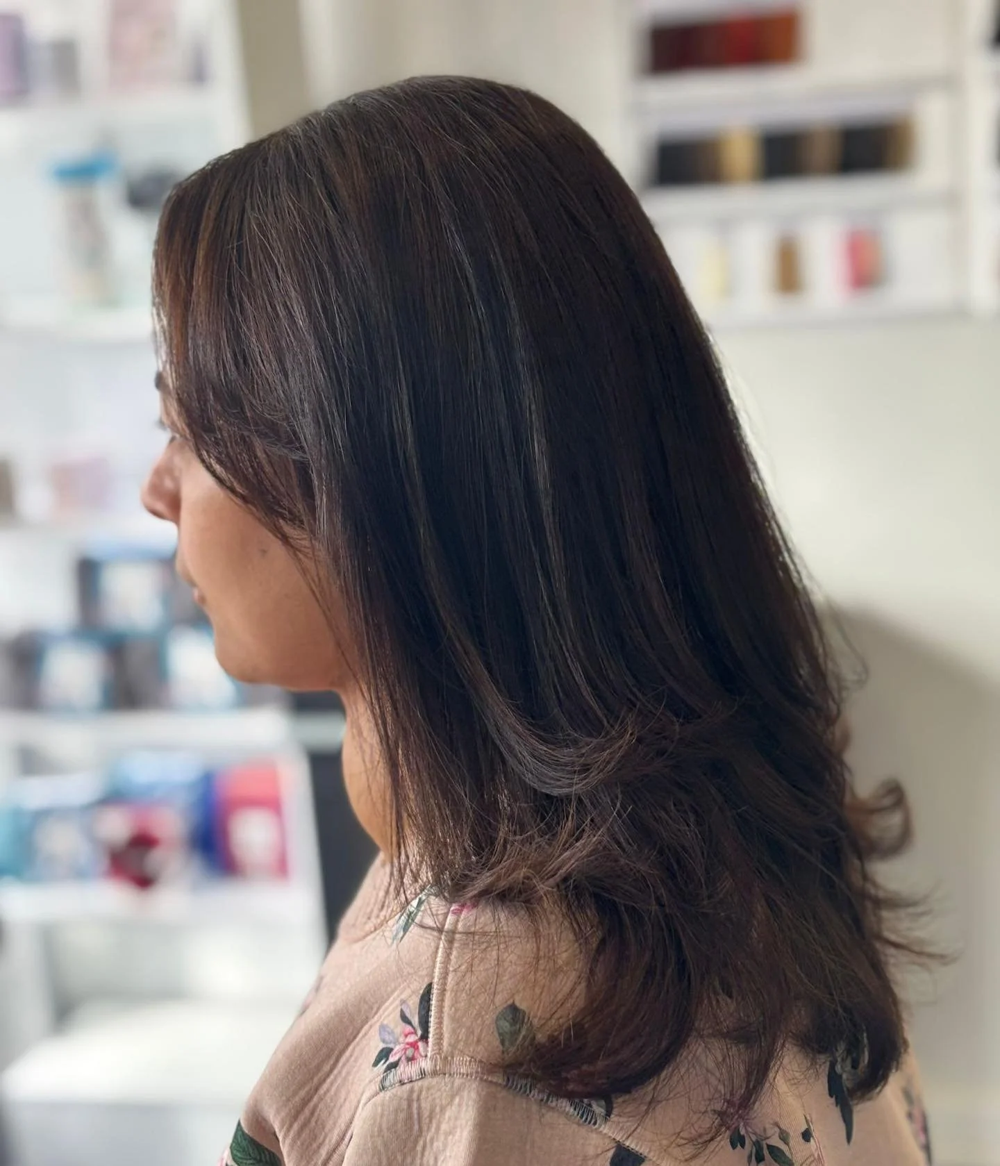 Rich Expresso ✨

Super glossy rich expresso with some subtle layers for this beautiful guest 🧡

Fancy your own refresh? Come and see us!! Book via the link in our bio, drop us a DM or head over to our website 🦁

#ROARHairAndBeauty #RichExpresso #He