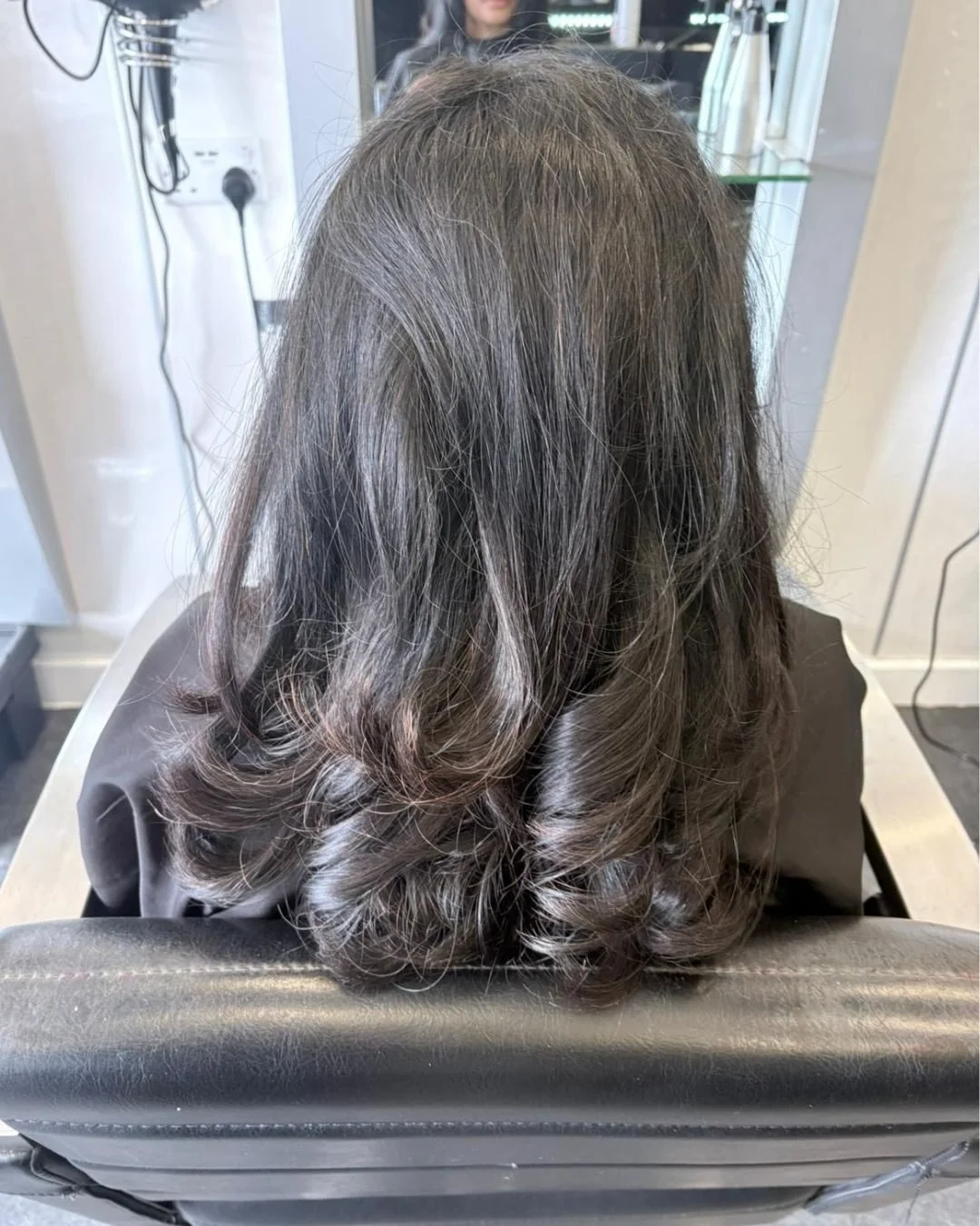✨ Soft layers + bouncy curls = the ultimate glossy finish 🤎
Healthy, effortless movement with the perfect blowdry to match ✂️✨

Ready for your own hair refresh? DM to book your appointment 💌