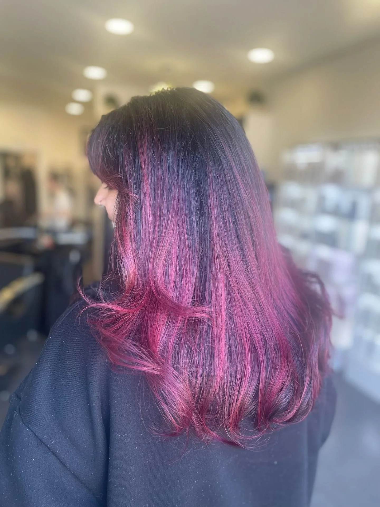 Dark roots &amp; berry ribbons 🍓

This vibrant, rich shade has heads turning. Finished off with soft layers for some silky movement.

Ready for your next transformation? Book via the link in our bio. 🌟