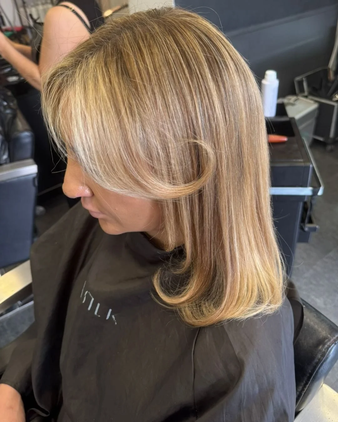 Honey Blonde 🍯

This is your sign to upgrade to a rich, warm honey shade, the perfect tones for summer. Finished off with some soft, texturised bangs - perfection. 💛

Looking for a summer refresh? We've got you covered at ROAR. Head to the link in 