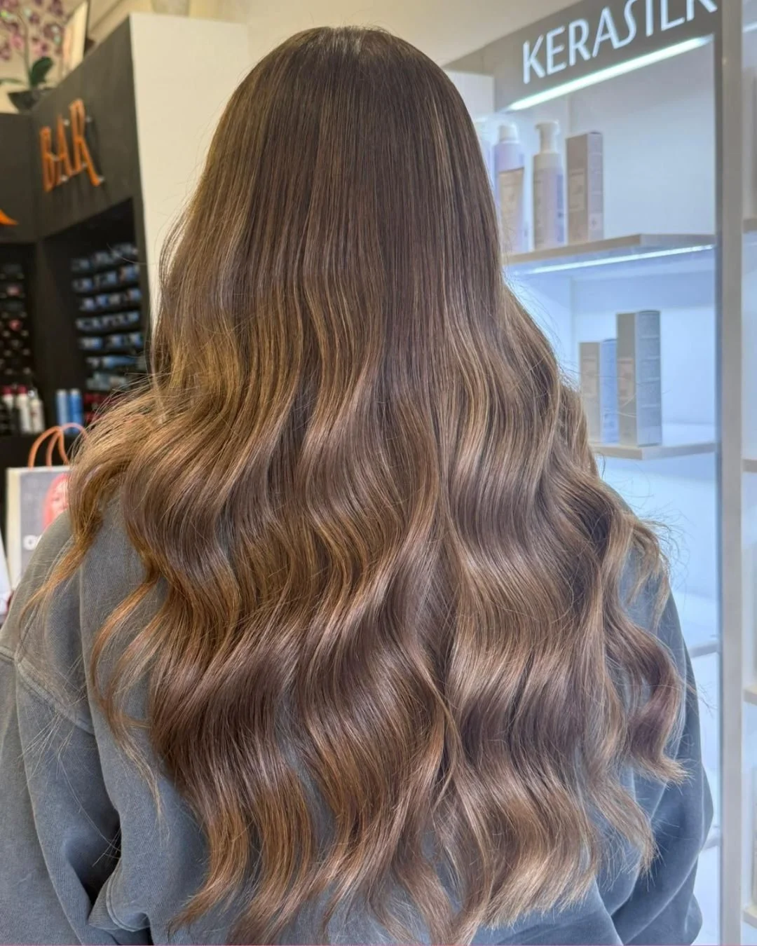 Brunette Refresh. 🐻

Whether your maintaining your signature brunette or ready
to elevate it with added depth and shine, ROAR can create
a look that is perfectly tailored for you. Swipe for the before! 👀

📅 Book your appointment today by following