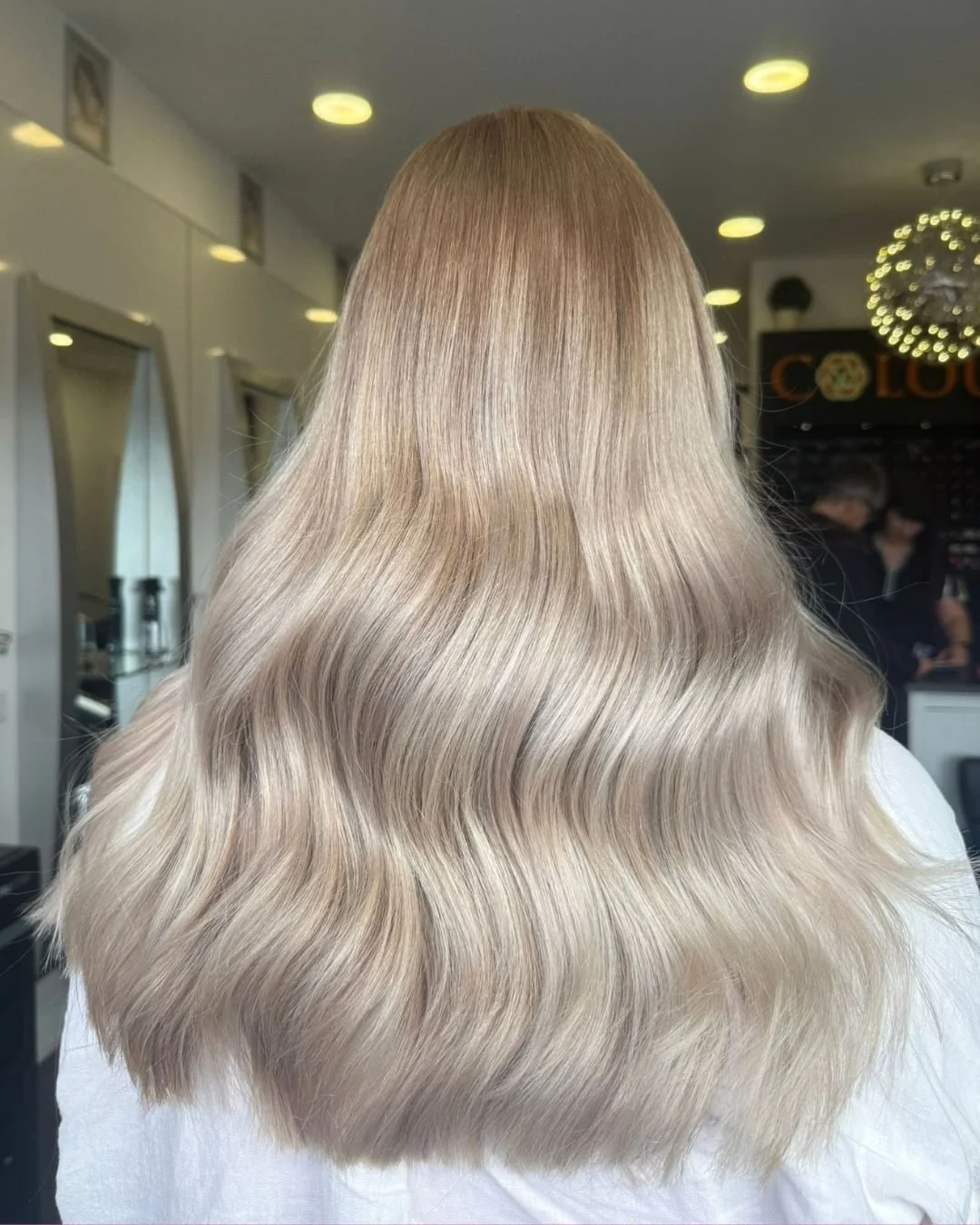 Champagne Blonde 🥂💛

This creamy blonde is all about dimension and shine,
flawlessly blended from root to tip. Finished with soft
waves to show off every ribbon. It's the perfect low-
maintenance blonde with a luxurious, healthy finish. ✨

Send us 