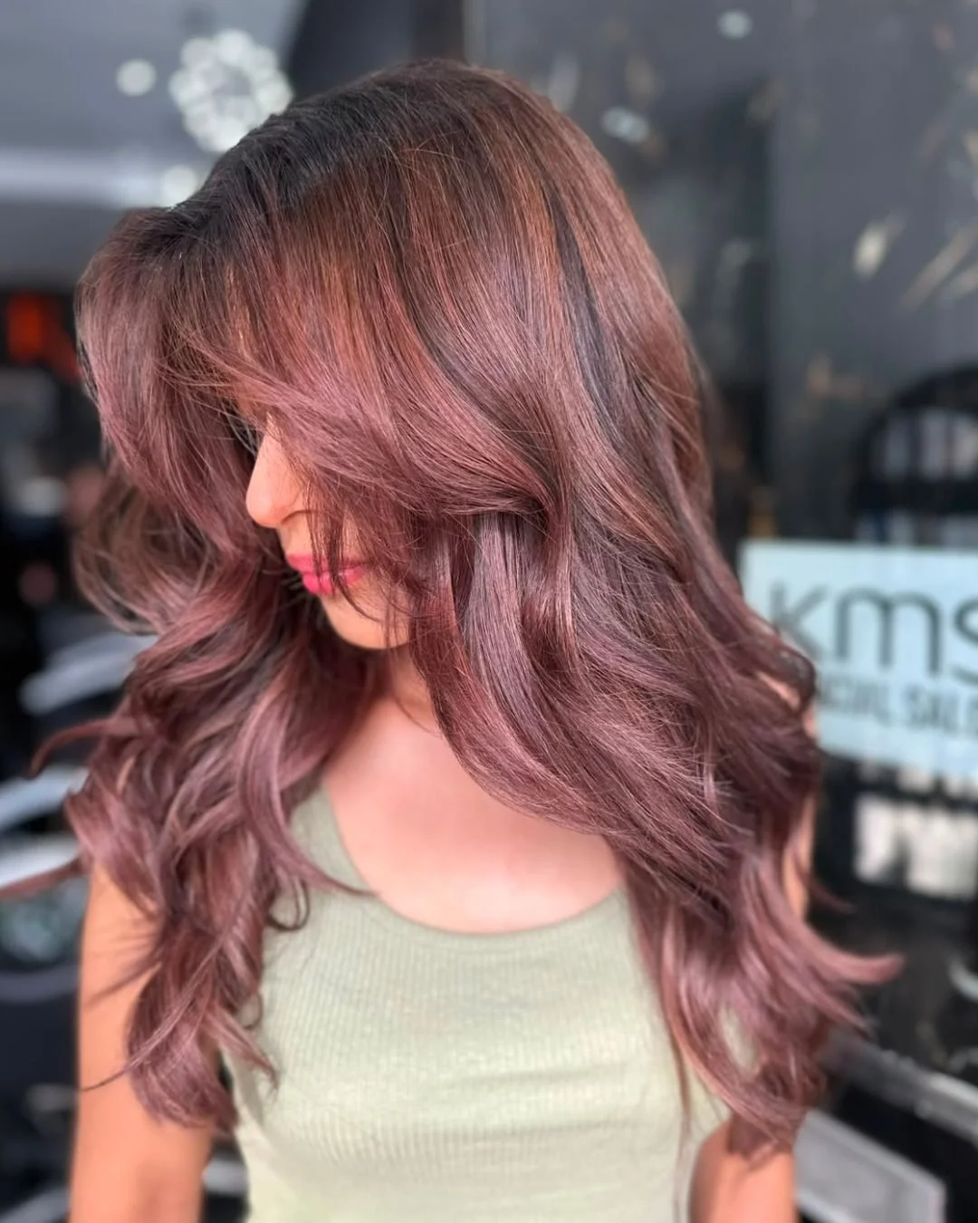 Rich Berry Tones. 🍓

The perfect blend of rich brunette and soft berry hues adding richness, shine and depth! 🩷

Swipe to see this gorgeous transformation! Looking to change up your style, ROAR has you covered - drop us a dm! 💌