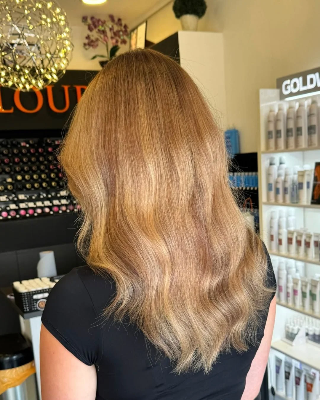 Bronde. 🍯

A gorgeous refresh for this guest today! With some length
taken off, the hair looks healthy and shiny. Finished with some soft waves to show off definition. Swipe for the before! 💛

Ready for a refresh? Drop us a DM or head to the link i