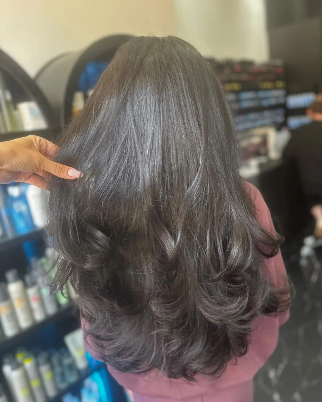 Ebony Curls 🌙🖤

Full of texture and movement, bouncy curls are the best way to finish off this style! The rich ebony shade showcases the curls beautifully, adding depth and shine. ✨

Book your consultation via the link in our bio or drop us a dm! ?