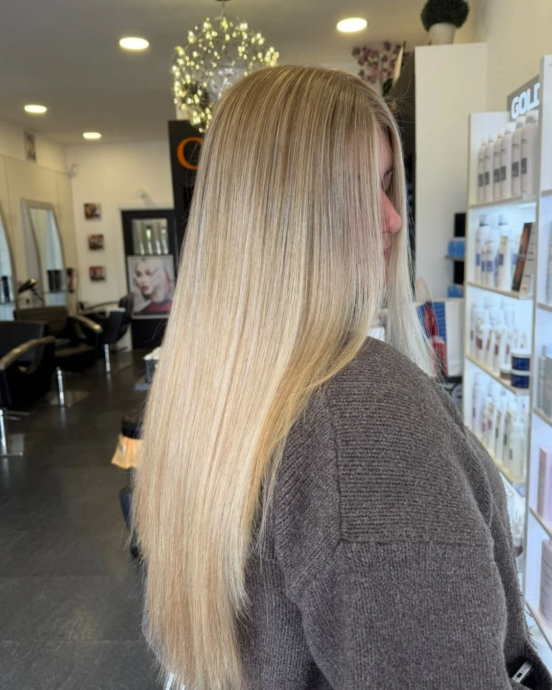 Blonde &amp; Sleek. 👱🏻&zwj;♀️

Is there anything better than a sleek blowdry? Paired with this gorgeous buttery blonde is the duo we didn't know we needed. ✨🤍

Book in via the link our bio, or drop us a dm to say hey! 👋🏻