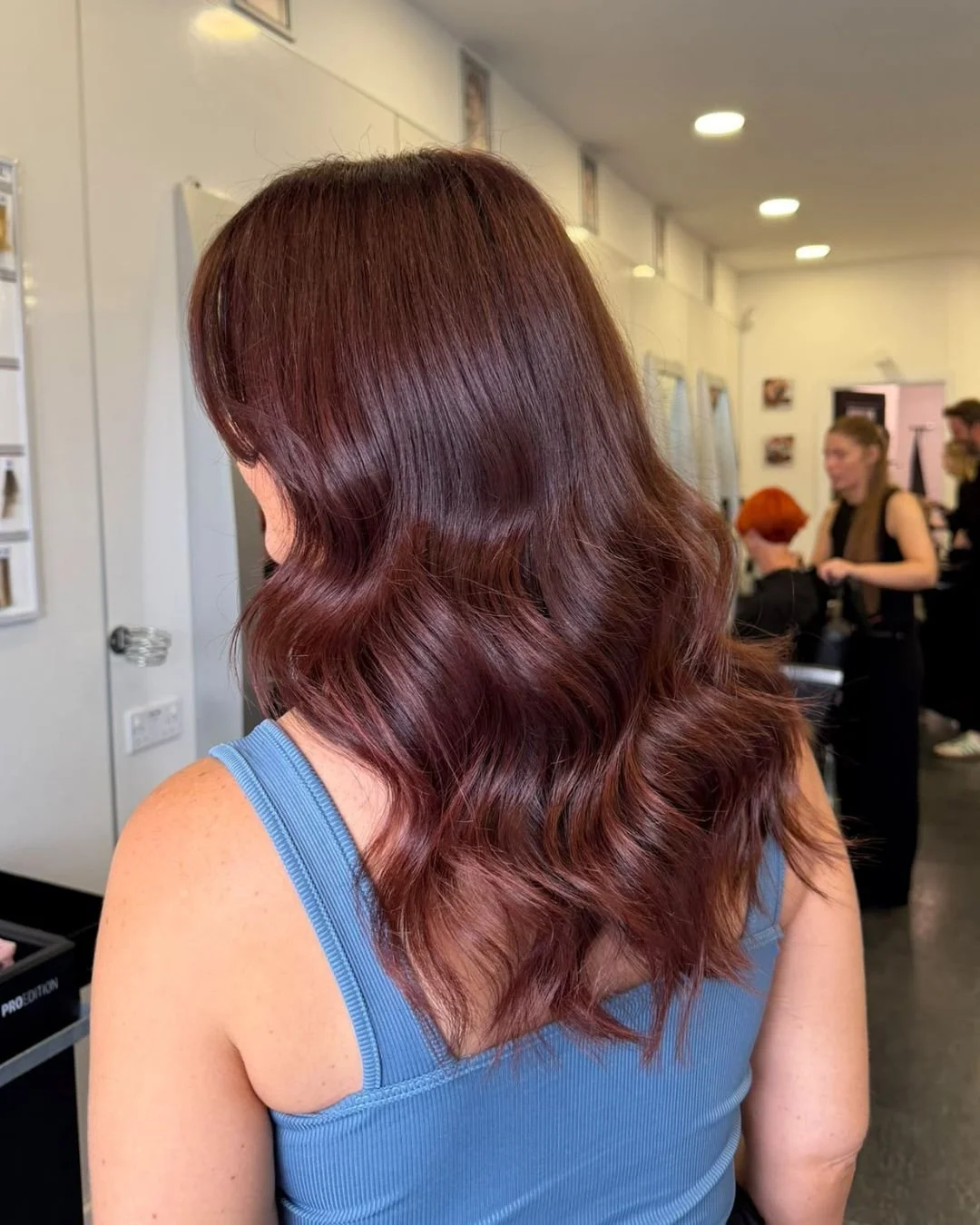 Deep Wine. 🖤

A sleek and shiny deep wine shade for this gorgeous guest today! Paired with some face framing pieces and some bouncy curls. 🌟

Thinking about going darker for winter? Drop us a dm and we can create the perfect shade for you. ❤️