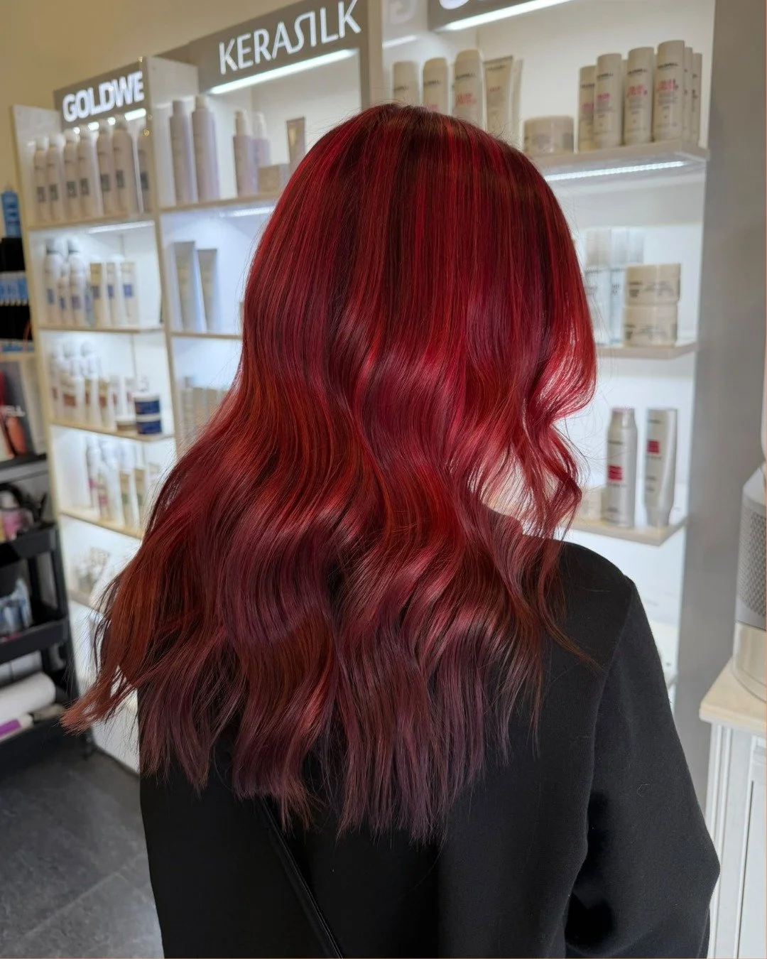 Cherry Red. 🍒

A stunning transformation for this guest today, cherry red ombre and some bouncy curls. ❤️

Book your consultation via the link in our bio. 🌟