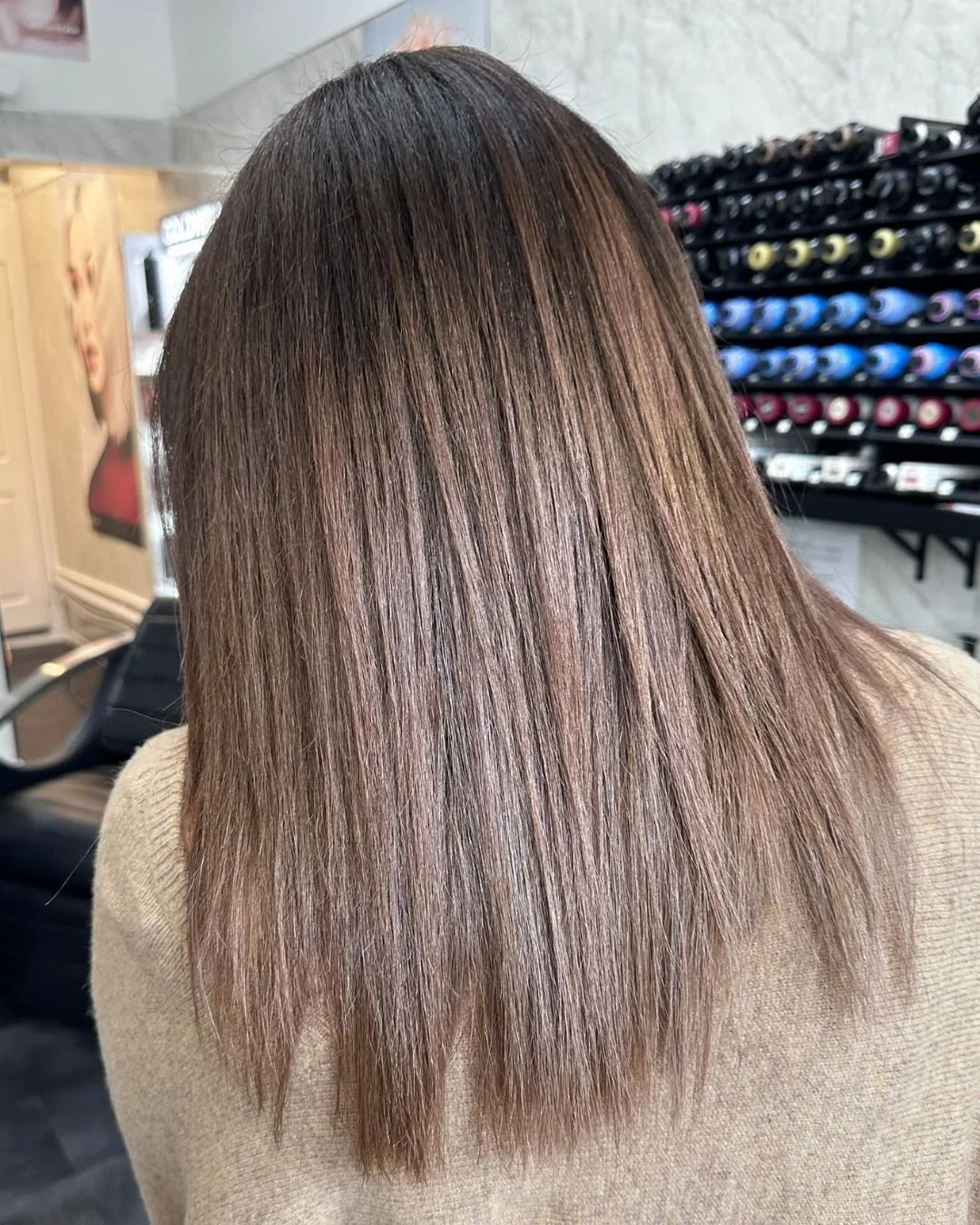 Chocolate Brunette. 🤎

Thinking of going darker for winter? At ROAR we can customise the perfect brunette shade for your complexion.. ✨ Whether it's a cool mushroom brown or a warm chestnut, there is shade for everyone!

Drop us a dm or use the link