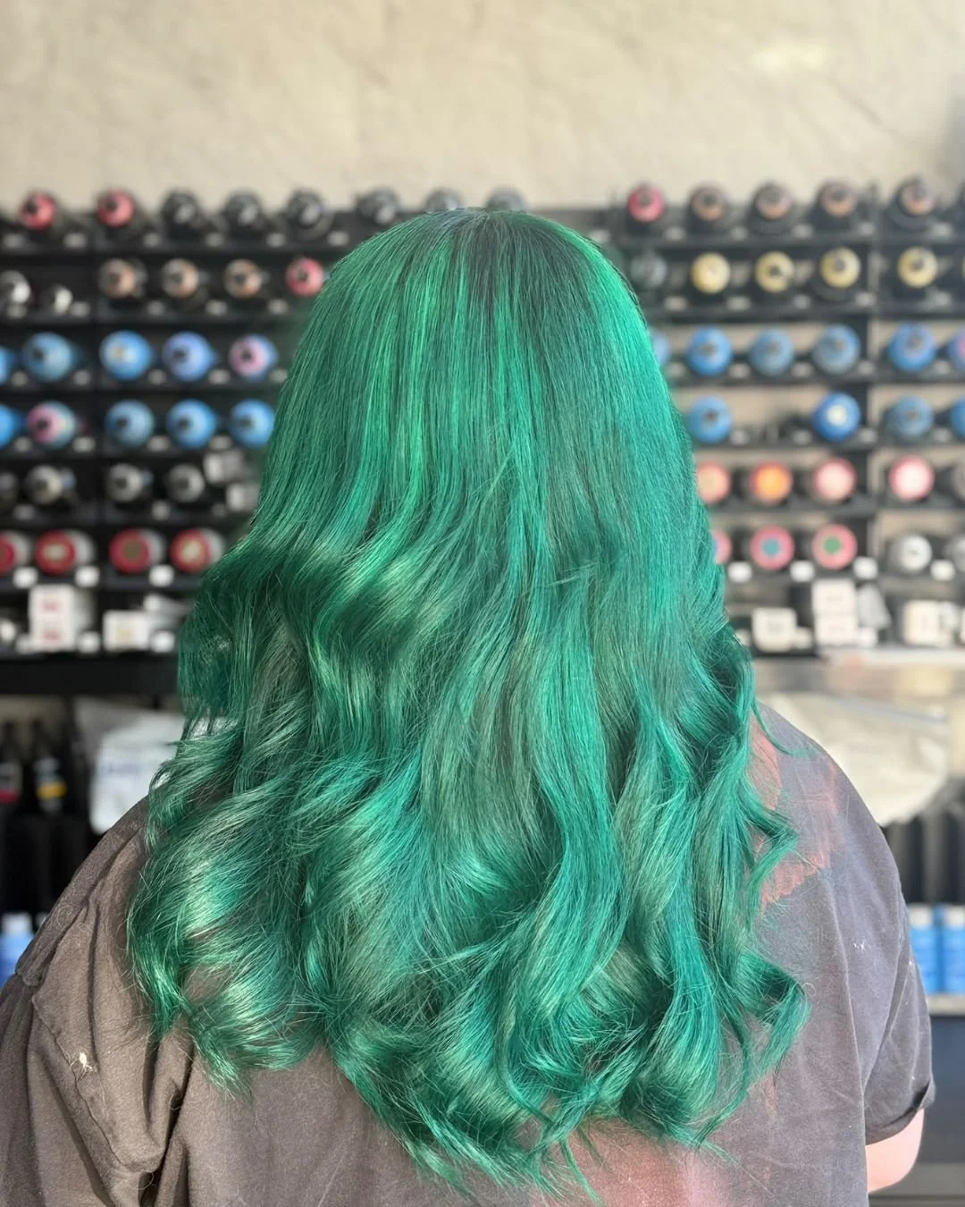 Emerald Energy. ✨💚

What better way to start the week than with perfect hair? This gorgeous emerald green finished with some bouncy waves is giving us life. 😍 

Book in via the link in our bio. 🌠