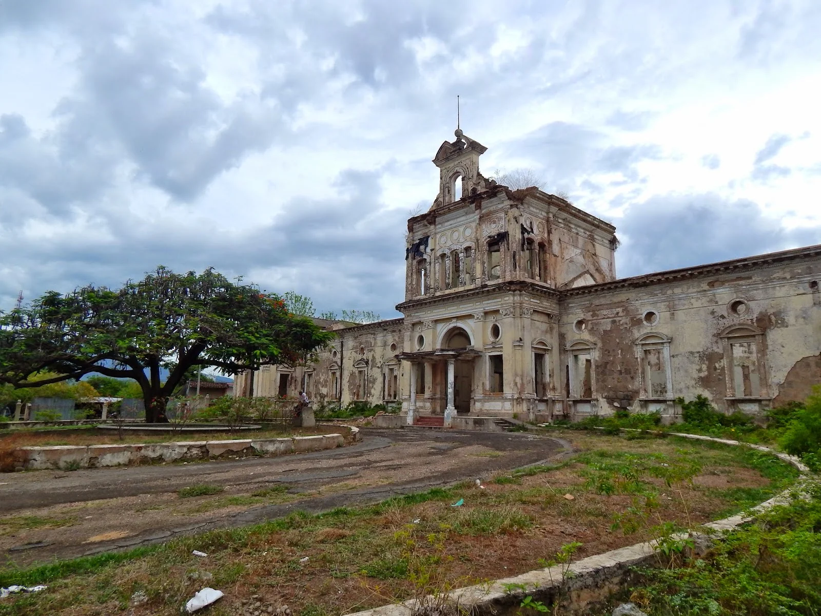 Exploring the Abandoned San Juan de Dios Hospital (Granada, Nicaragua)