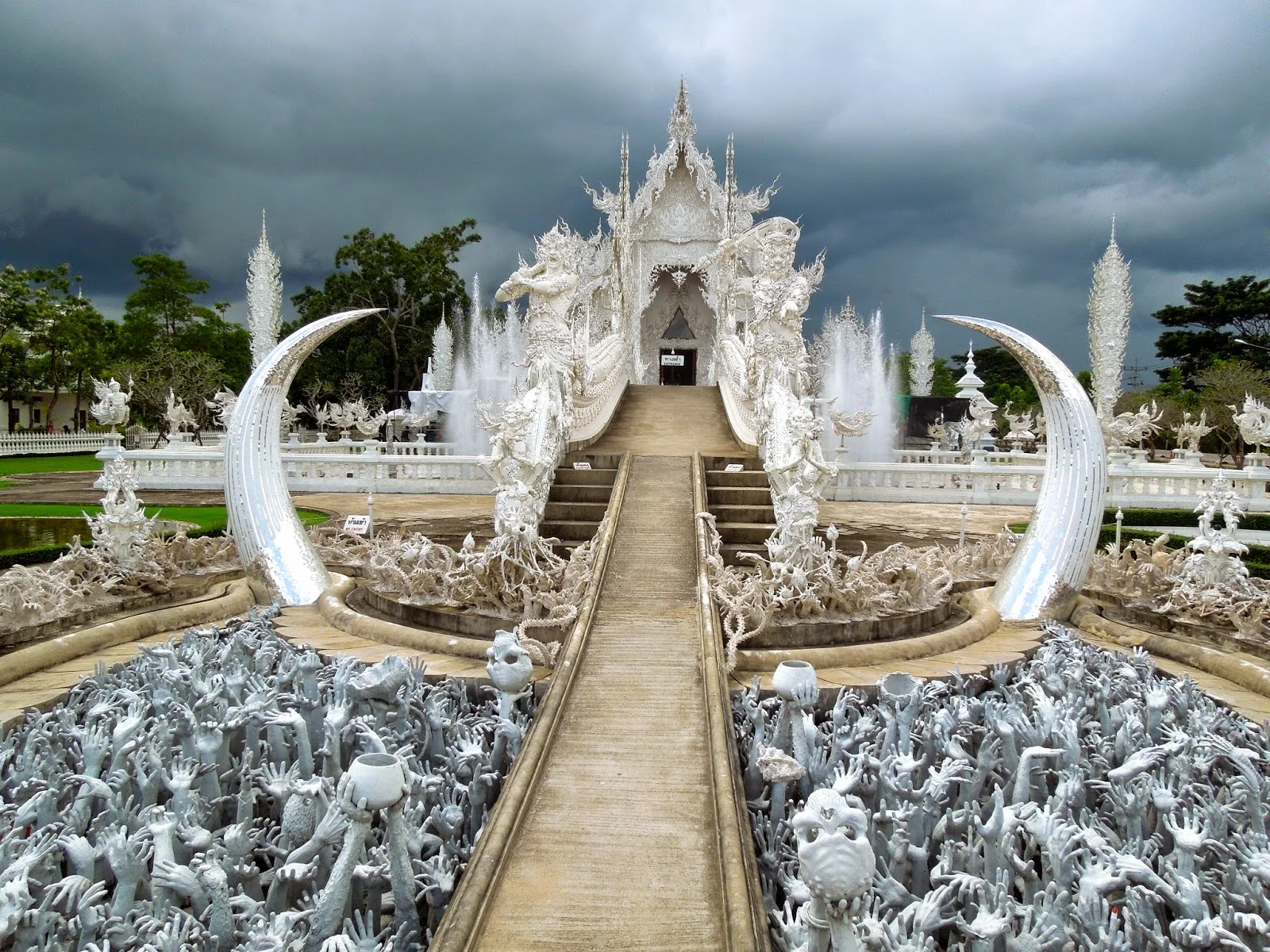 Wat Rong Khun in Chiang Rai, Thailand: Welcome to the White Temple
