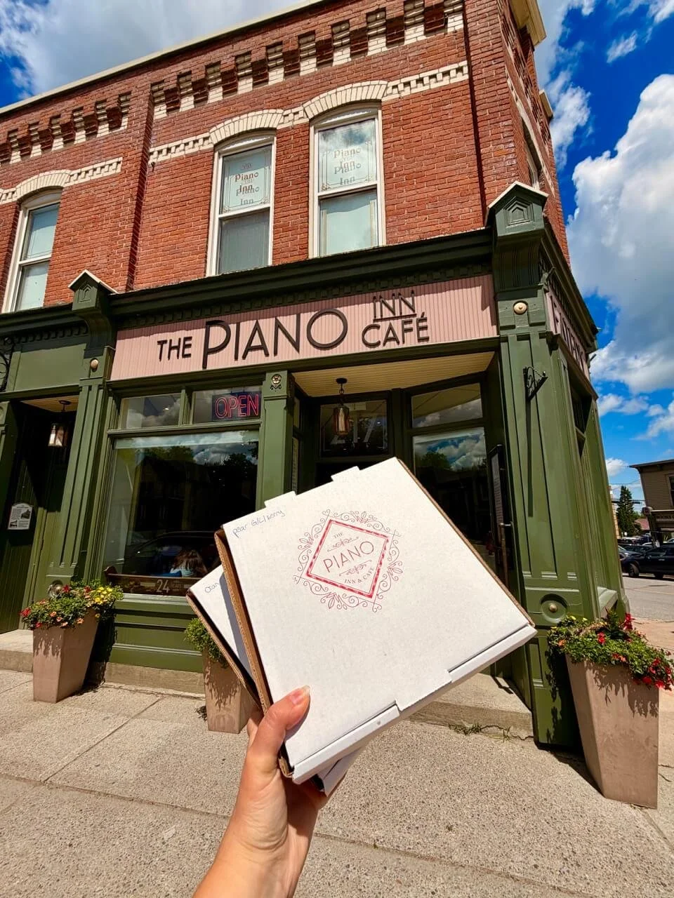Piano Inn &amp; Cafe